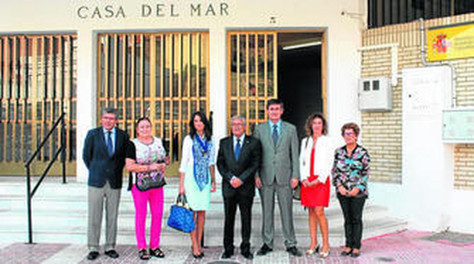 El alcalde y el subdelegado del Gobierno junto a ediles del Ayuntamiento durante su visitas a las instalaciones de la Casa del Mar.