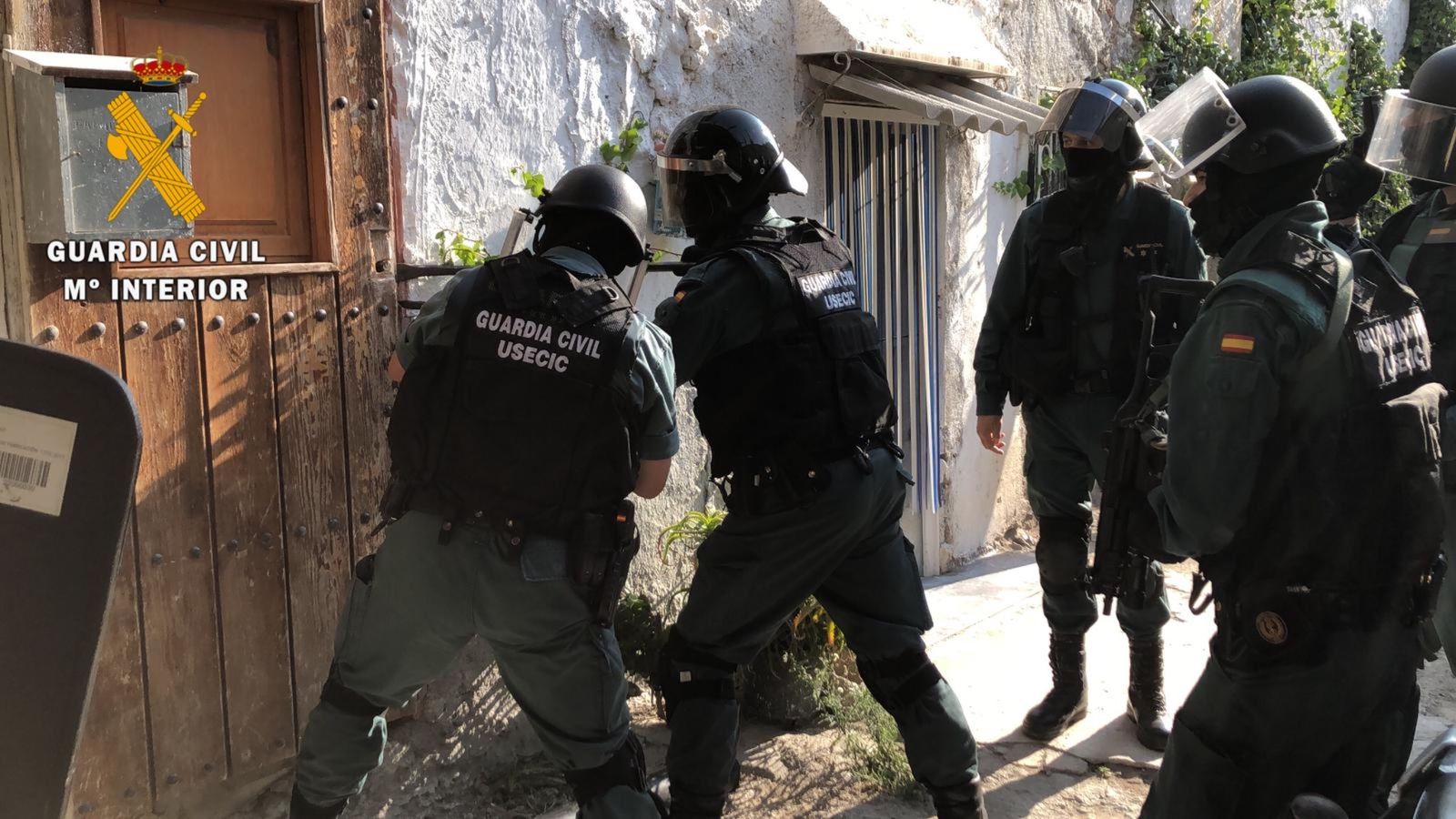 Agentes de la Guardia Civil durante una de las cincuenta intervenciones que han realizado en la provincia