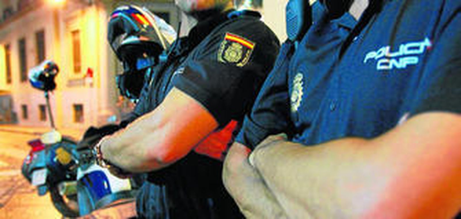 Agentes motoristas de la Policía Nacional de Huelva, en mangas cortas en pleno otoño, puesto que carecen de la ropa adecuada para protegerse del frío y de posibles caídas.
