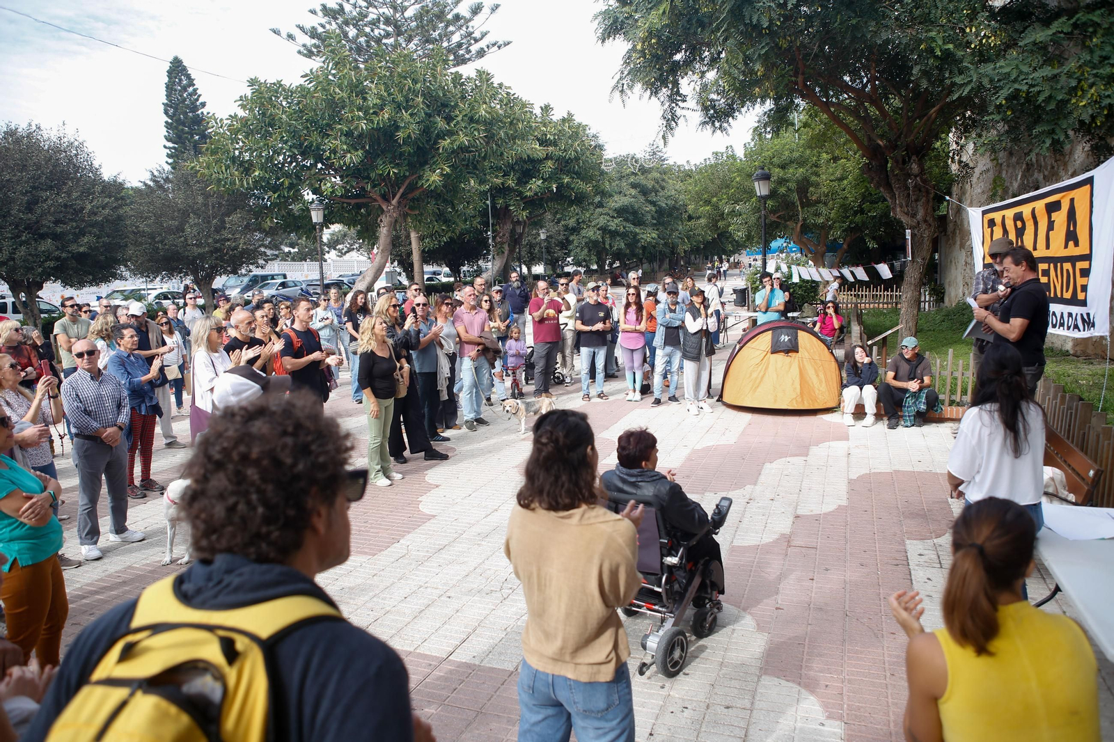 La manifestación por el derecho a una vivienda digna en Tarifa, en imágenes