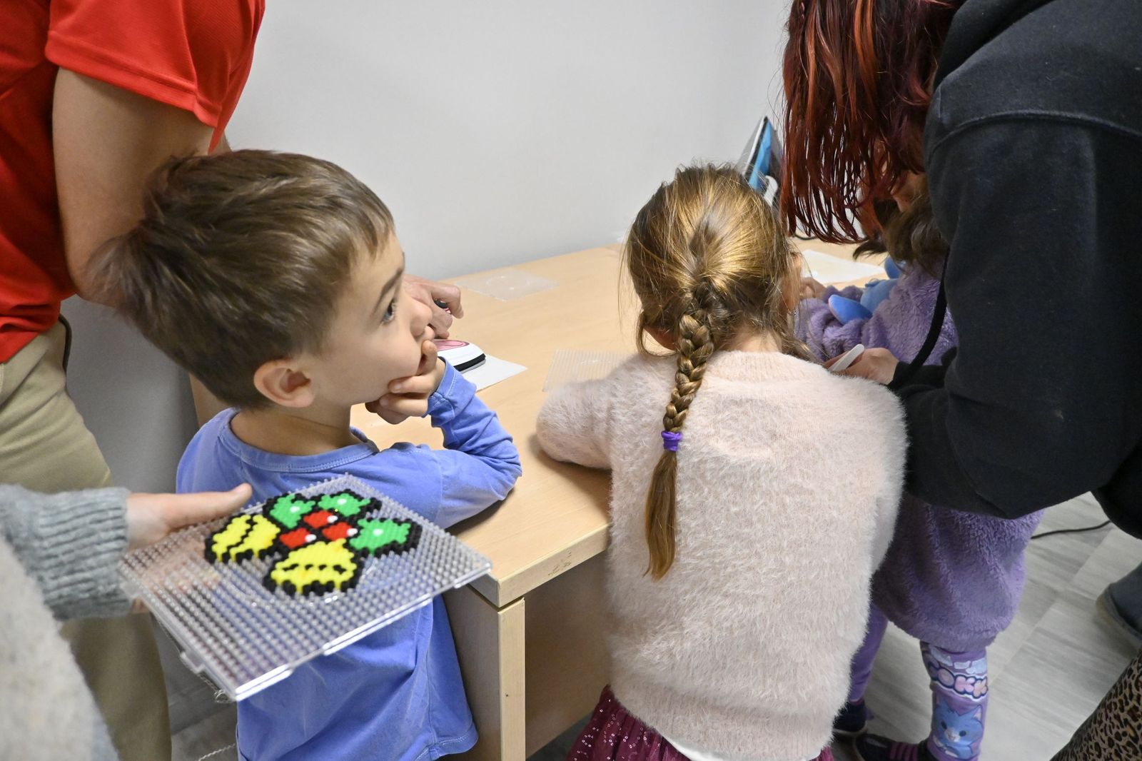 Las fotografías el taller que ofrece la Fundación Cajasol más espectáculo variado con Triky Trake