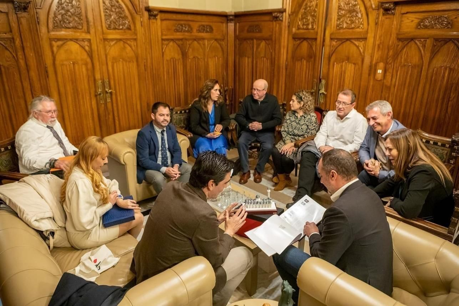 Encuentro entre representantes municipales.