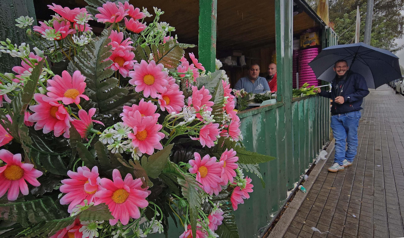 Fotos de los preparativos para Tosantos en el cementerio de Algeciras