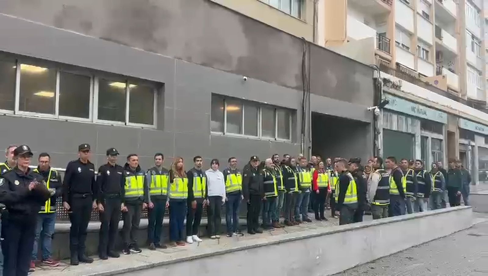 Emocionante minuto de silencio en Cádiz por la agente de la Policía Nacional que murió en la AP-4