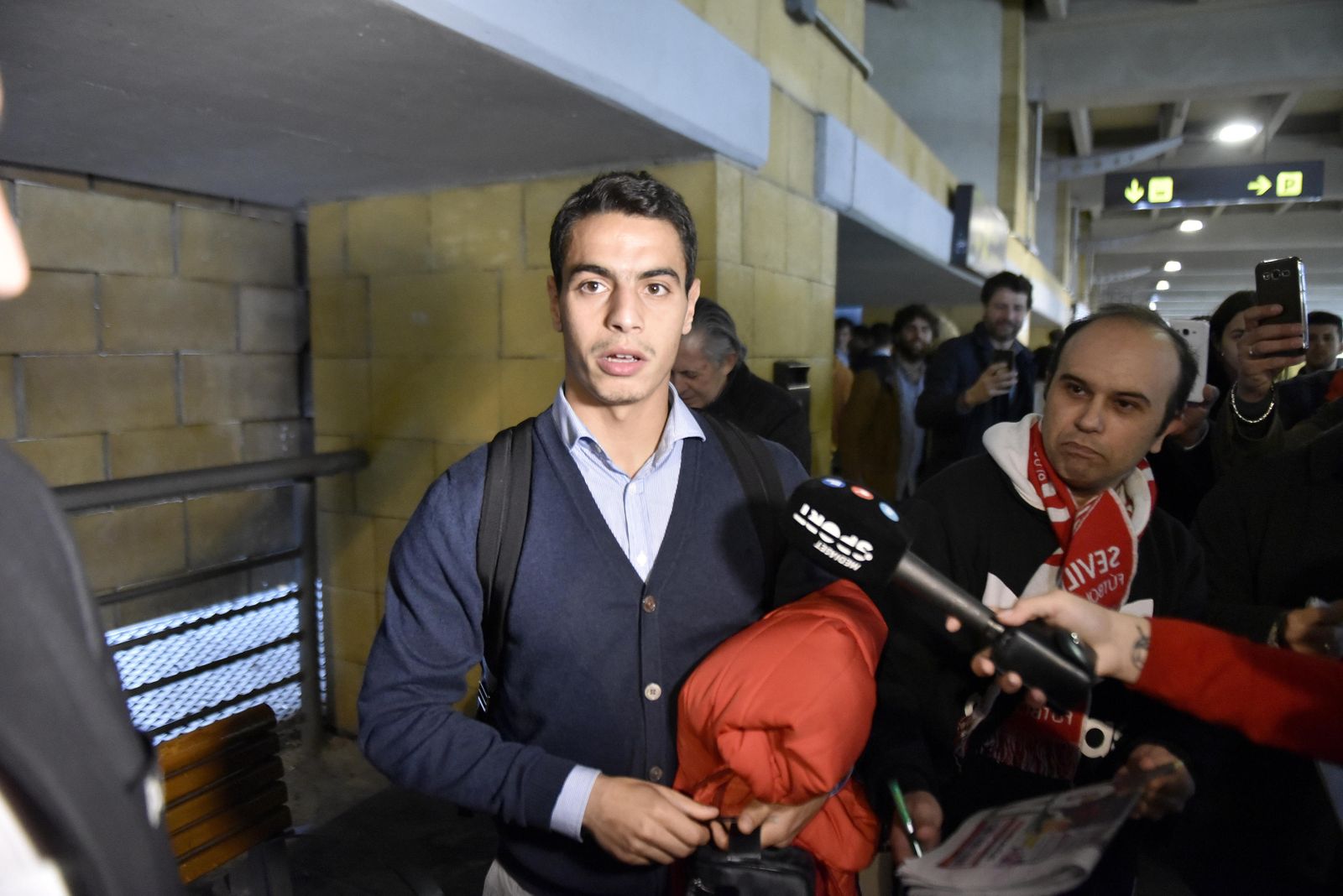 Llegada del Sevilla tras clasificarse a cuartos en Champions