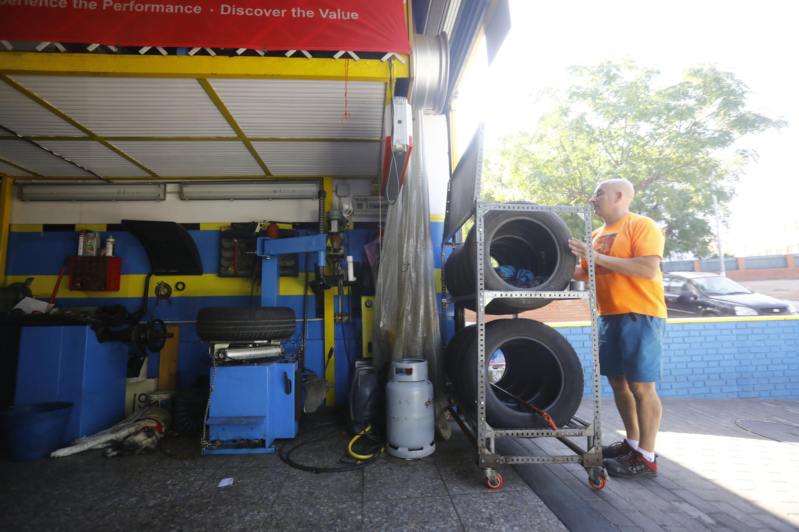 Jornada matinal en los comercios y negocios de la calle Motril