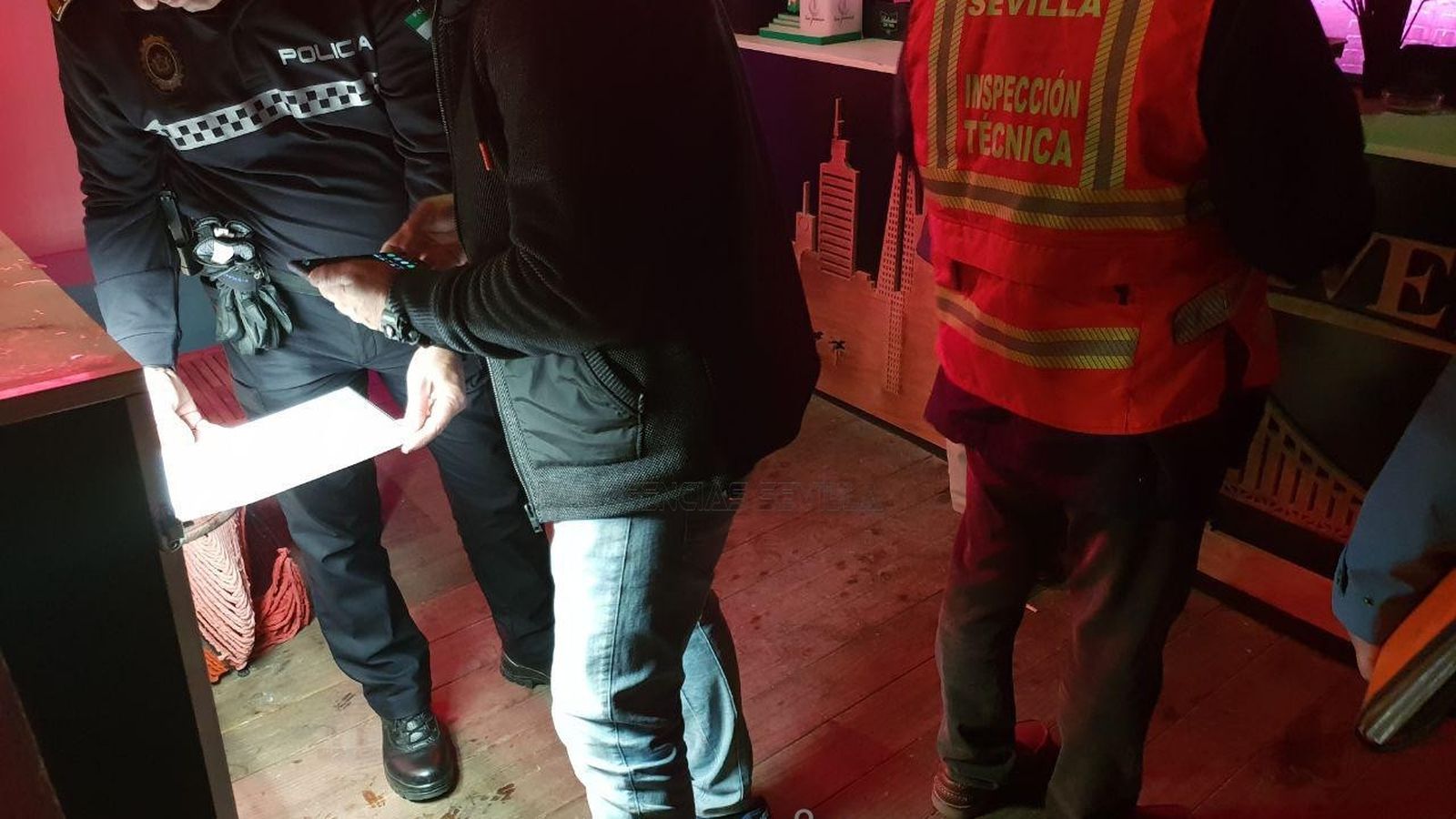 Agentes de la línea verde en uno de los establecimientos inspeccionados.