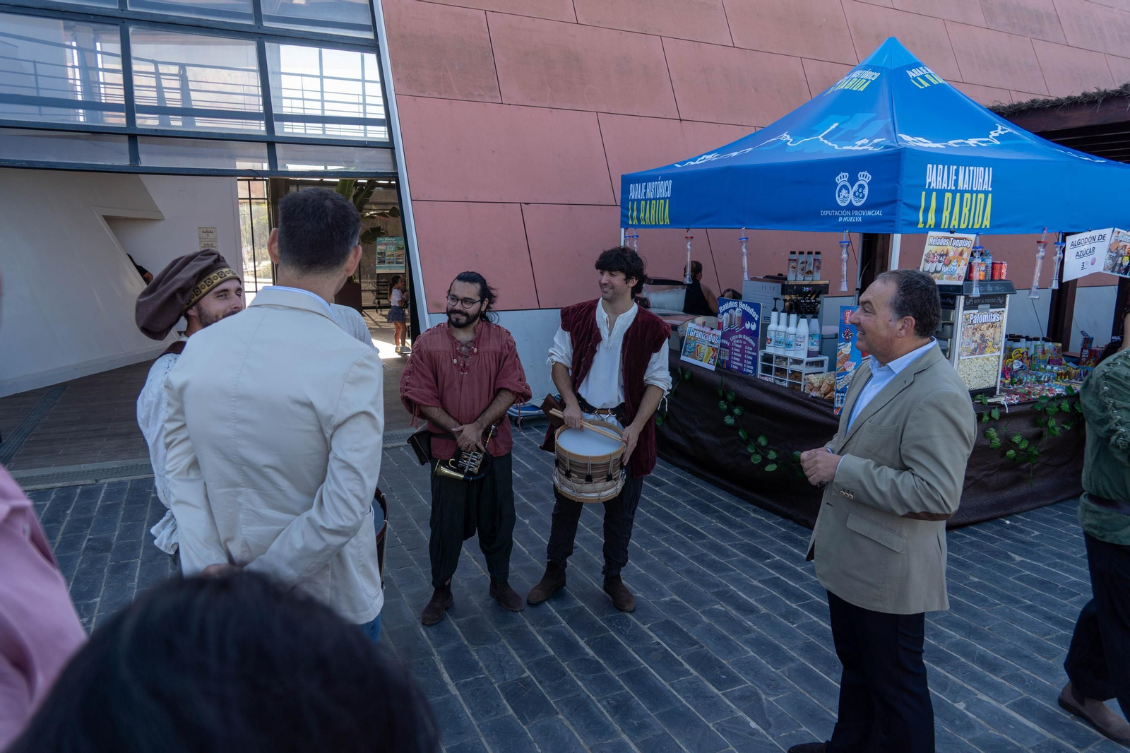 La jornada de puertas abiertas en el Muelle de las Carabelas en imágenes