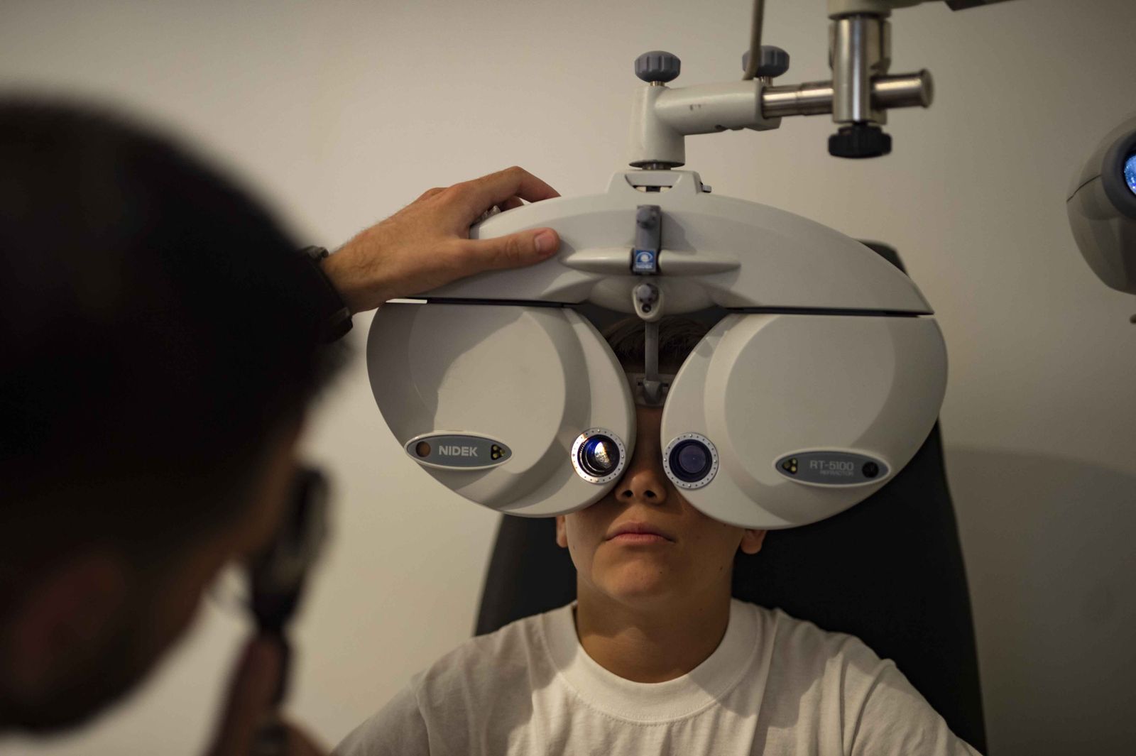 Un menor en una óptica.