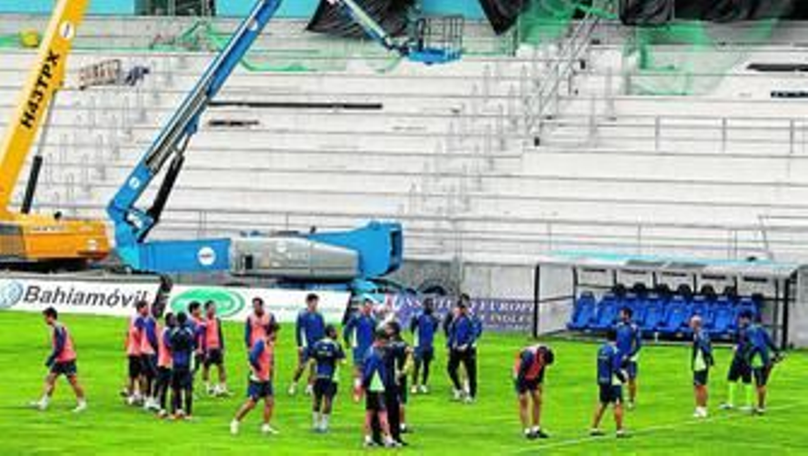 Jose González, dando instrucciones a sus jugadores al comienzo del entrenamiento de ayer en el Carranza.