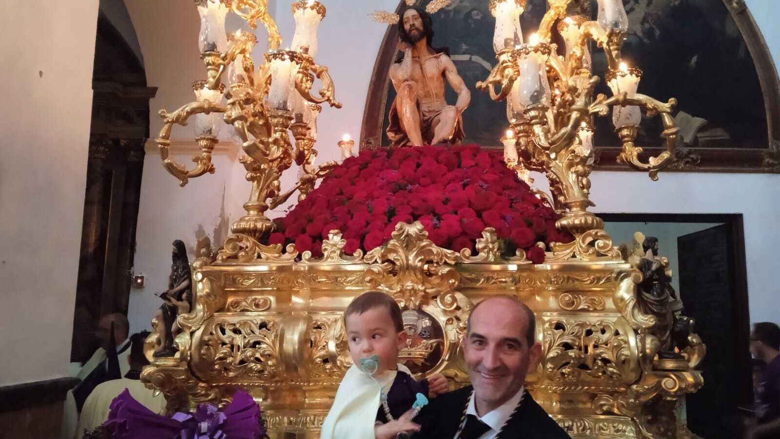 Francisco Álvarez, capataz de Humildad y Paciencia, posa con su hijo delante del paso.