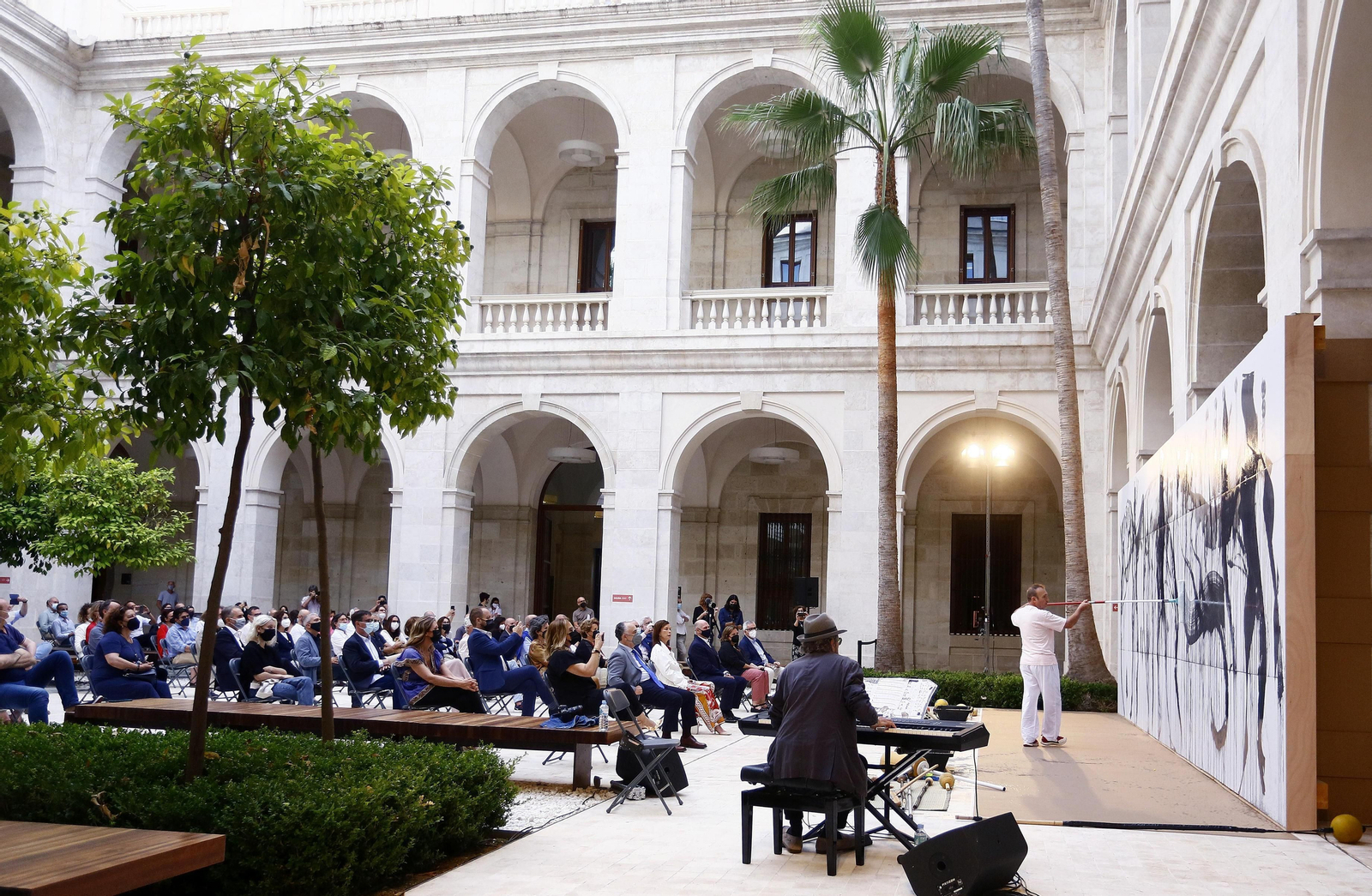 Fotos: Así es 'Despintura fònica', la performance de Miquel Barceló en el Museo de Málaga