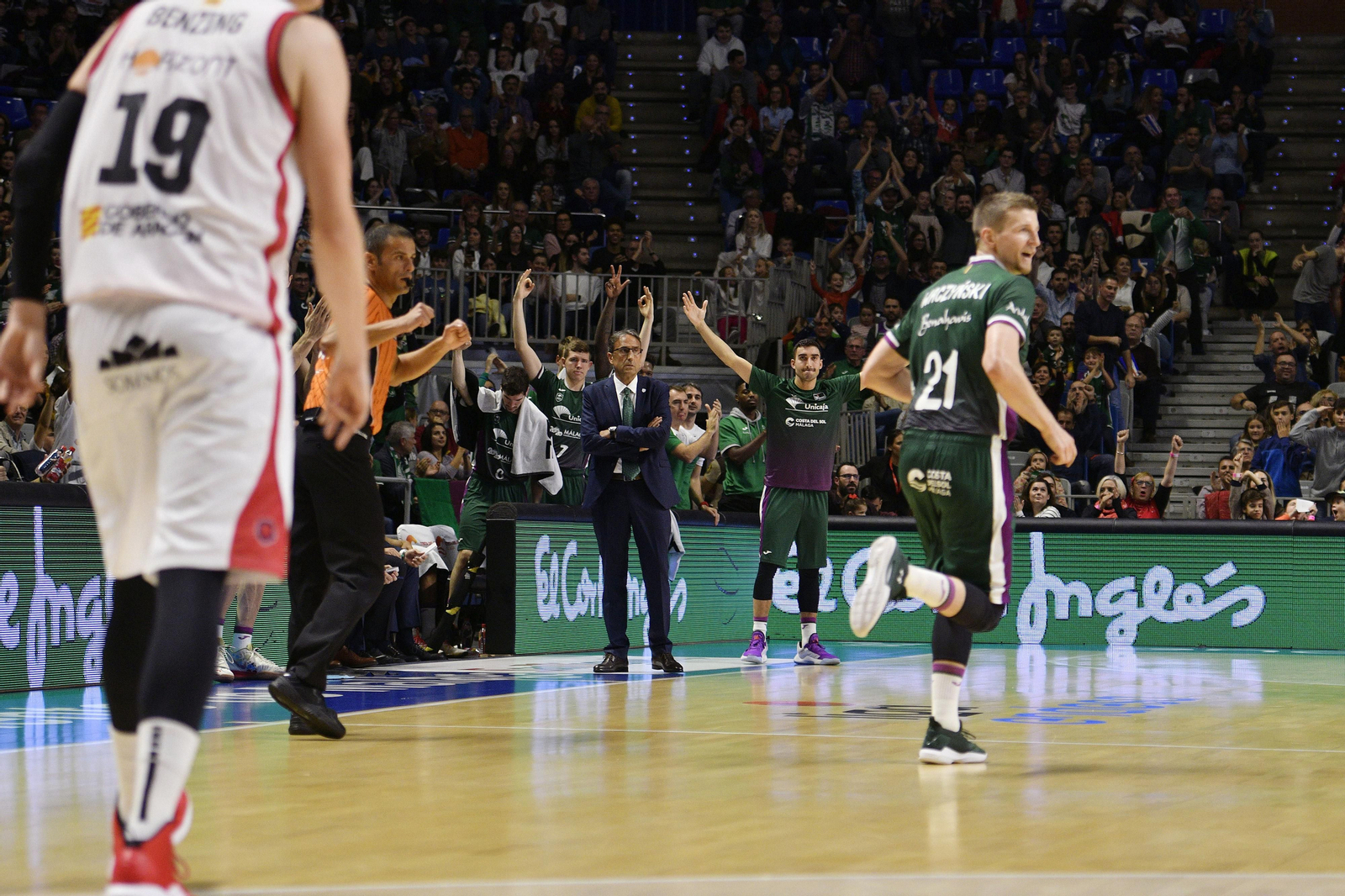 Luis Casimiro contempla el partido.
