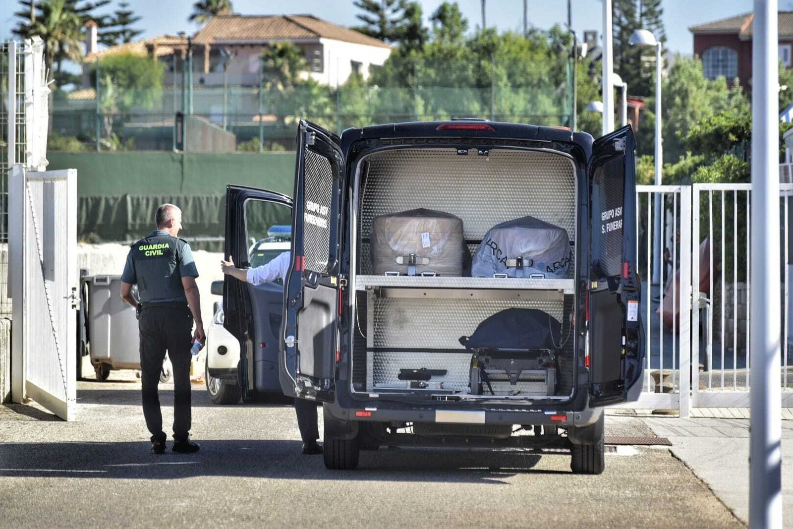 El furgón funerario, antes de trasladar el cadáver hallado en el Estrecho.