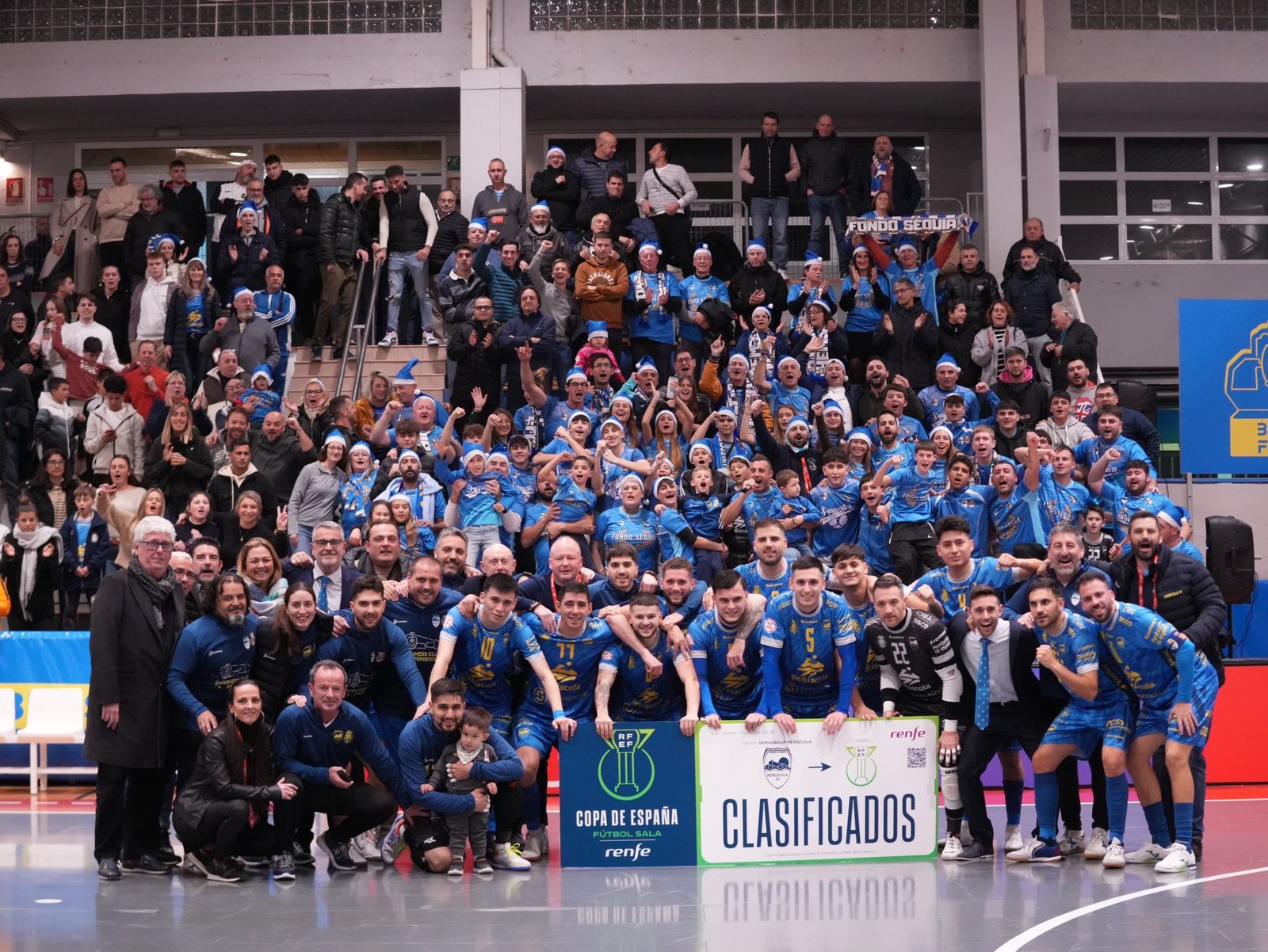 Los jugadores del conjunto castellonense celebran junto a su afición su clasificación para la Copa de España.