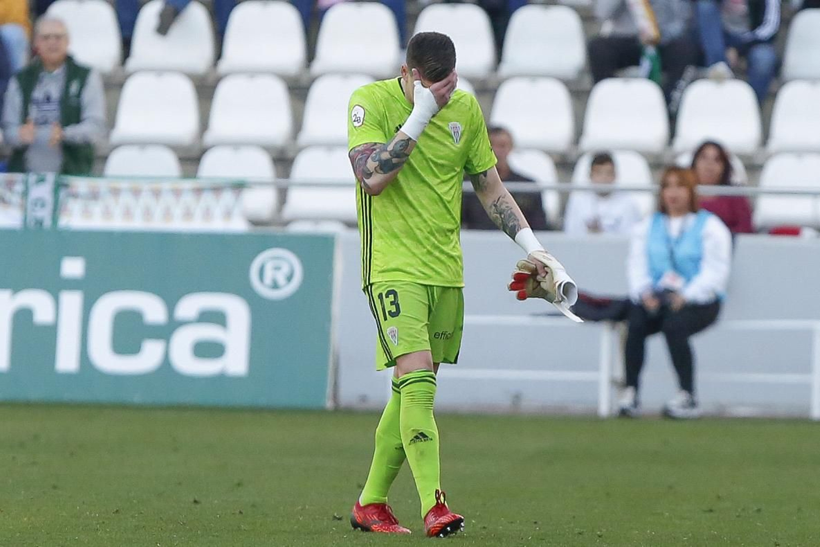 Isaac Becerra, cabizbajo tras su expulsión ante el Sevilla Atlético.
