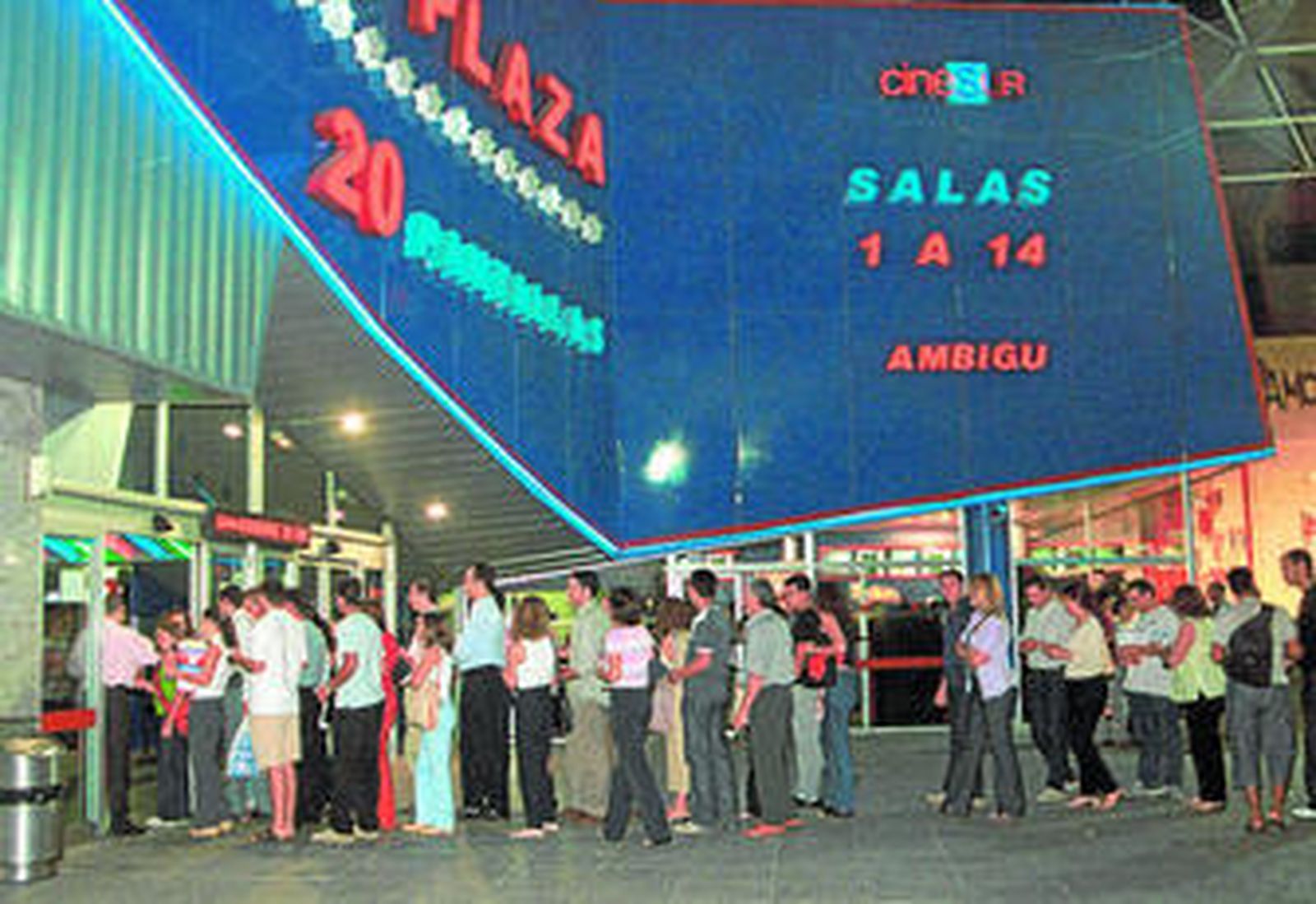 Entrada a las salas de Cinesur en Nervión Plaza.