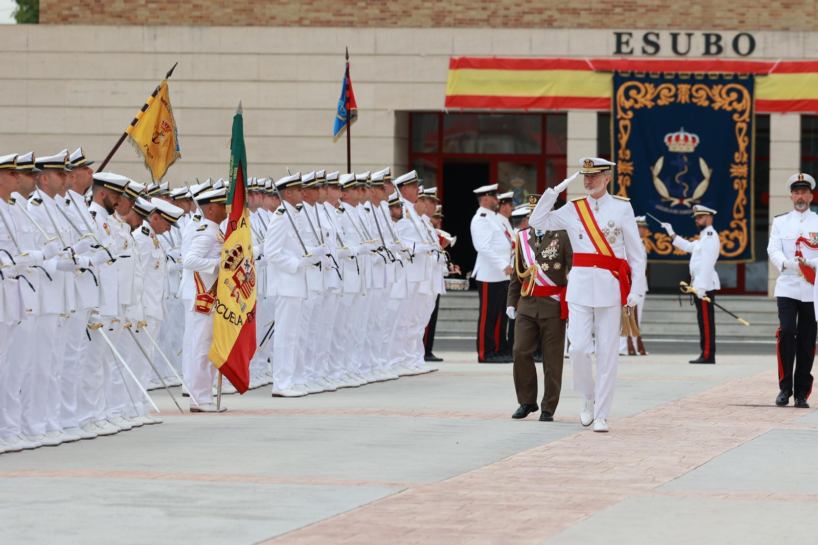 Las imágenes de la entrega de despachos a los nuevos suboficiales de la Armada que ha presidido el Rey en San Fernando