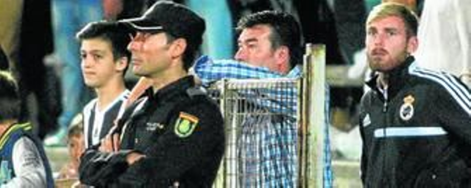 Rafa Escobar ve el encuentro desde la grada, junto a Joe, después de ser expulsado.