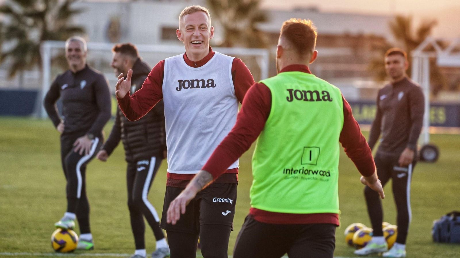 Obolskii y Casas bromean en el último entrenamiento del Córdoba CF. Obolskii y Casas bromean en el último entrenamiento del Córdoba CF.