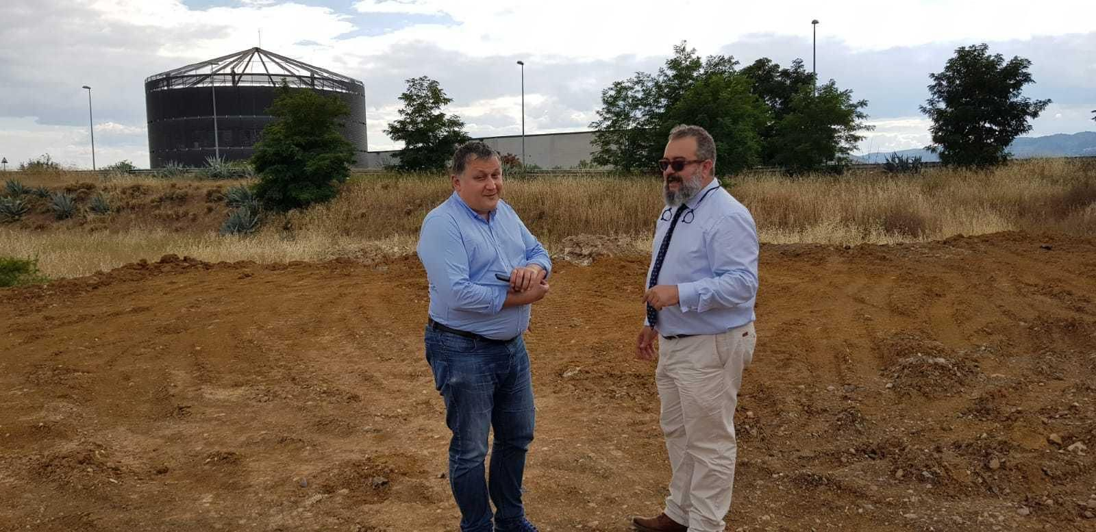 Ilya Shpurov y Juan Luis Piqueras en la parcela en la que ubicará el laboratorio de Krasfarma.
