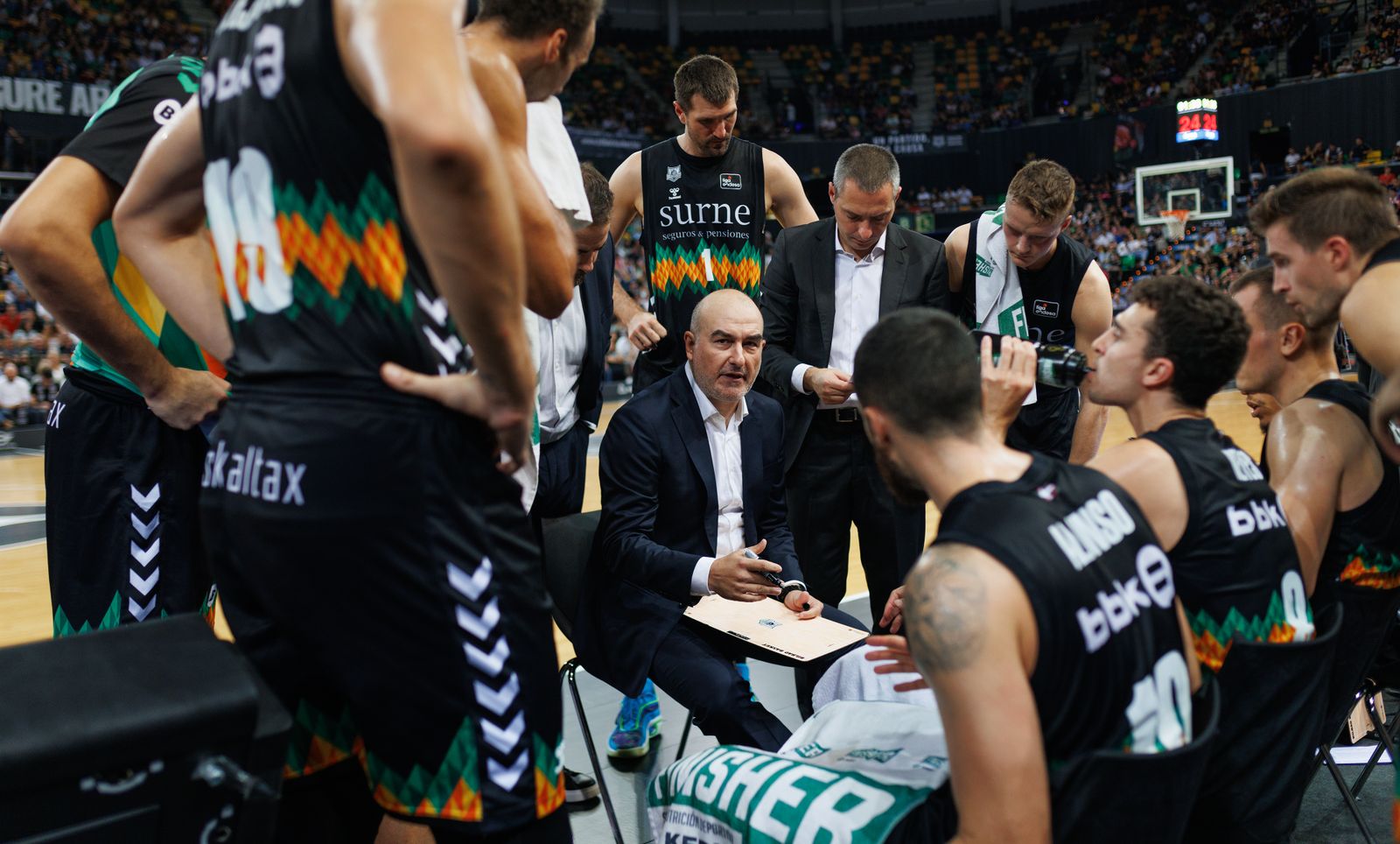 Jaume Ponsarnau durante un tiempo muerto con el Bilbao Basket.