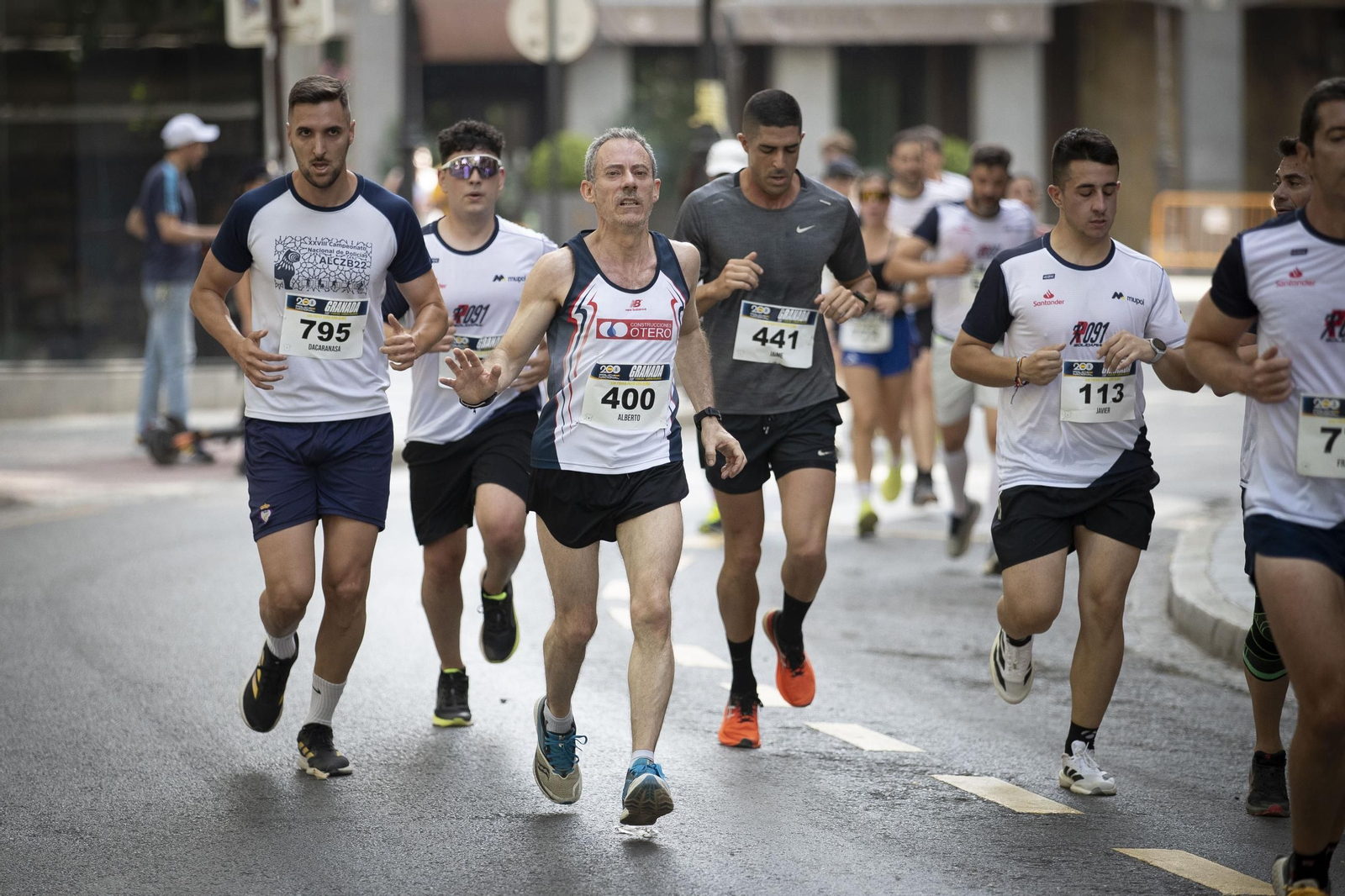 Un momento del paso de los atletas por las calles de Granada