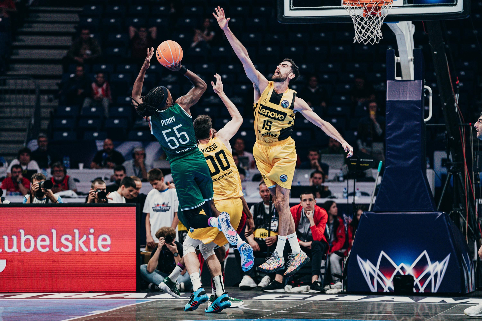 Las fotos de la final de la BCL entre Lenovo Tenerife y Unicaja Baloncesto