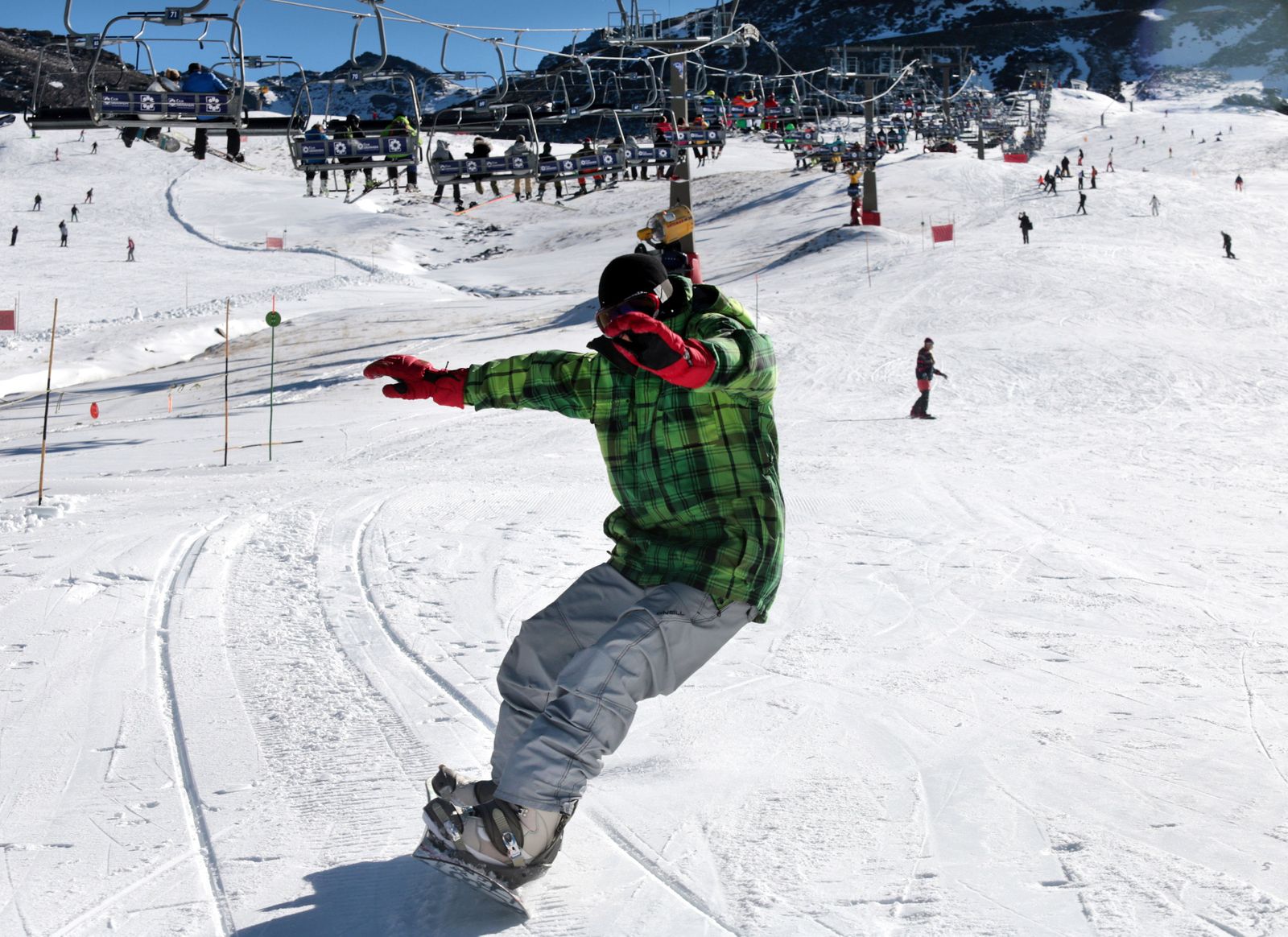 Un rider hace snowboard en Sierra Nevada