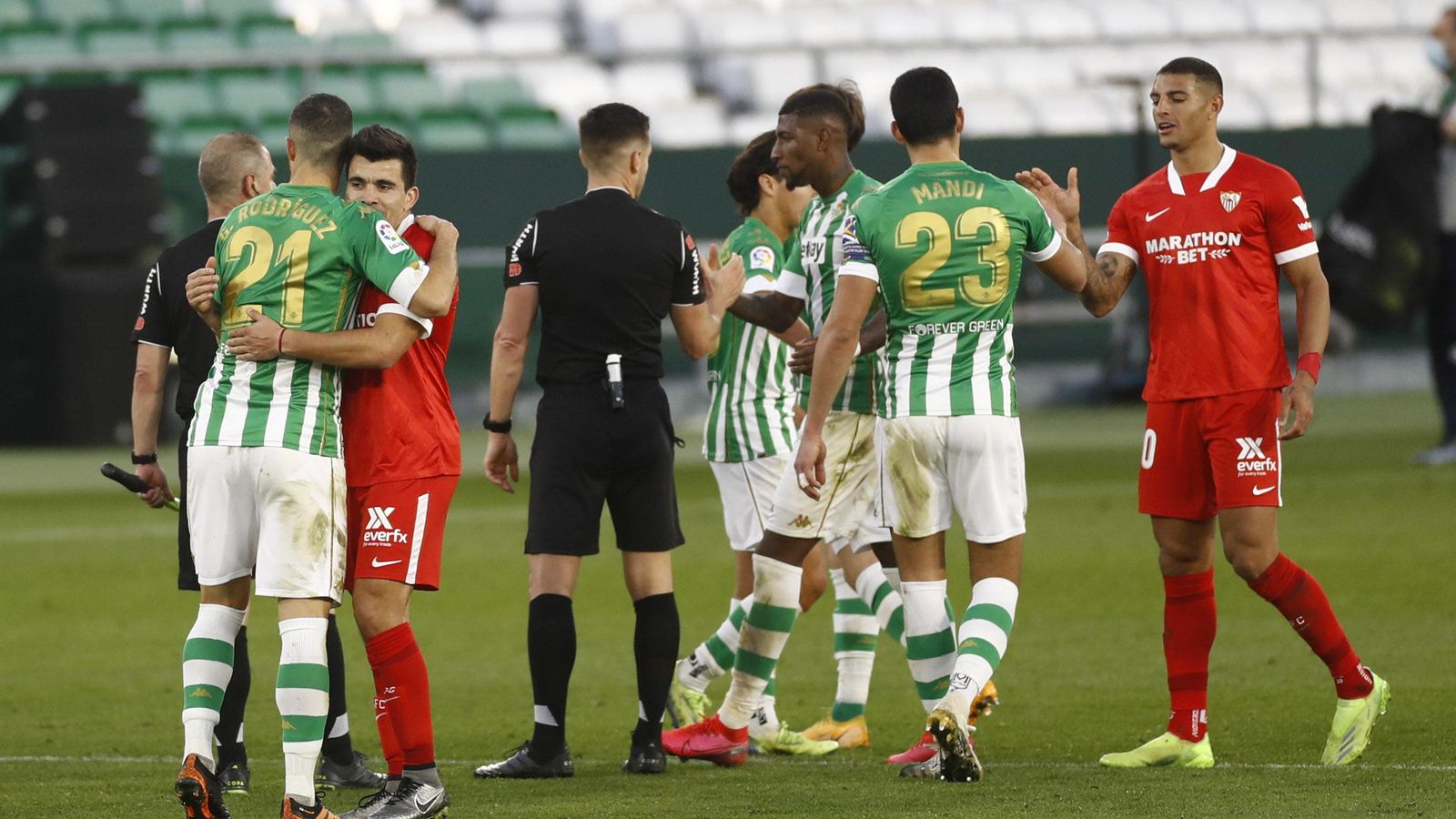 Los argentinos Guido y Acuña se abrazan al final del partido; Del Cerro saluda a Emerson y Diego Carlos, a Mandi.