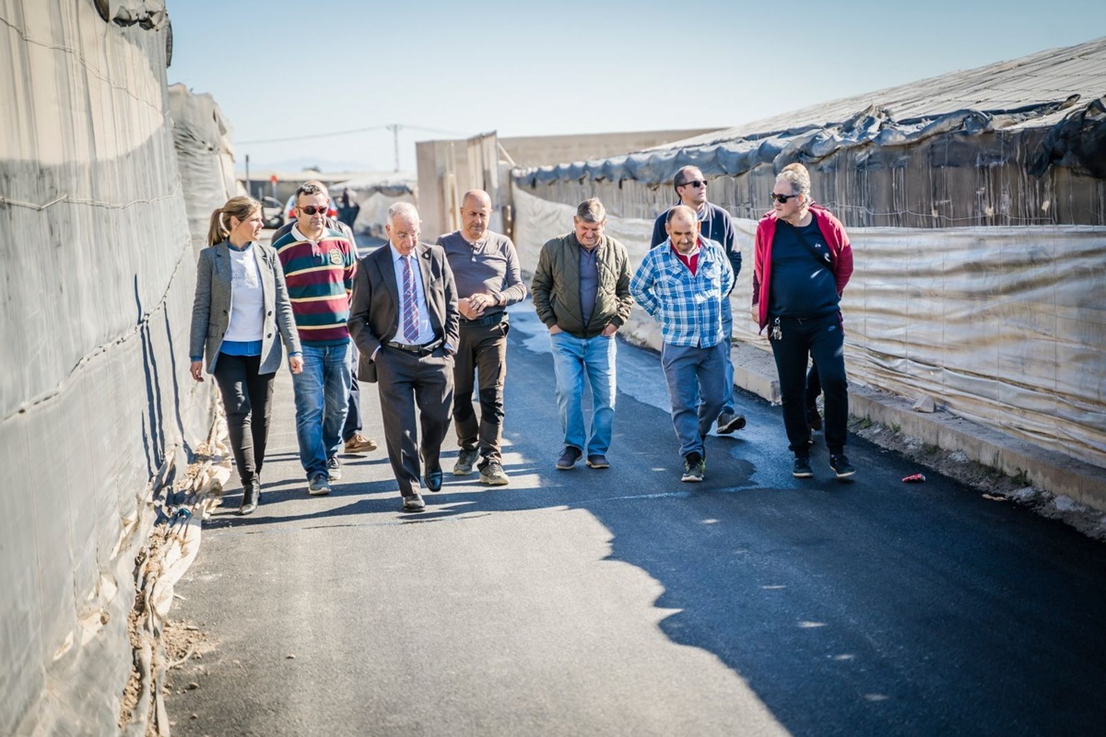 El alcalde y Rocío Sánchez visitan junto a agricultores un camino rural remodelado.