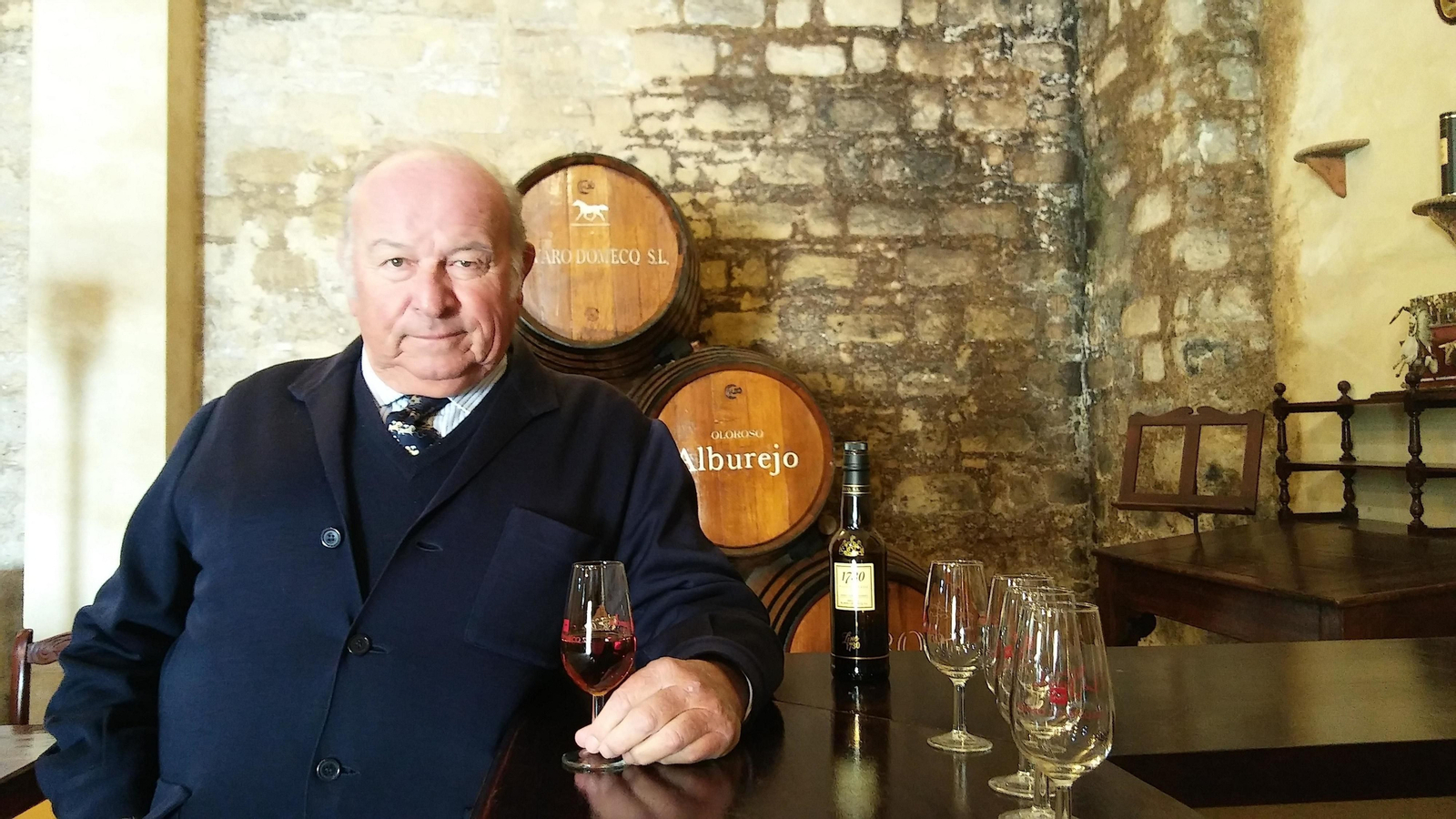 Álvaro Domecq posa con una copa y una botella de 'Waler 19'