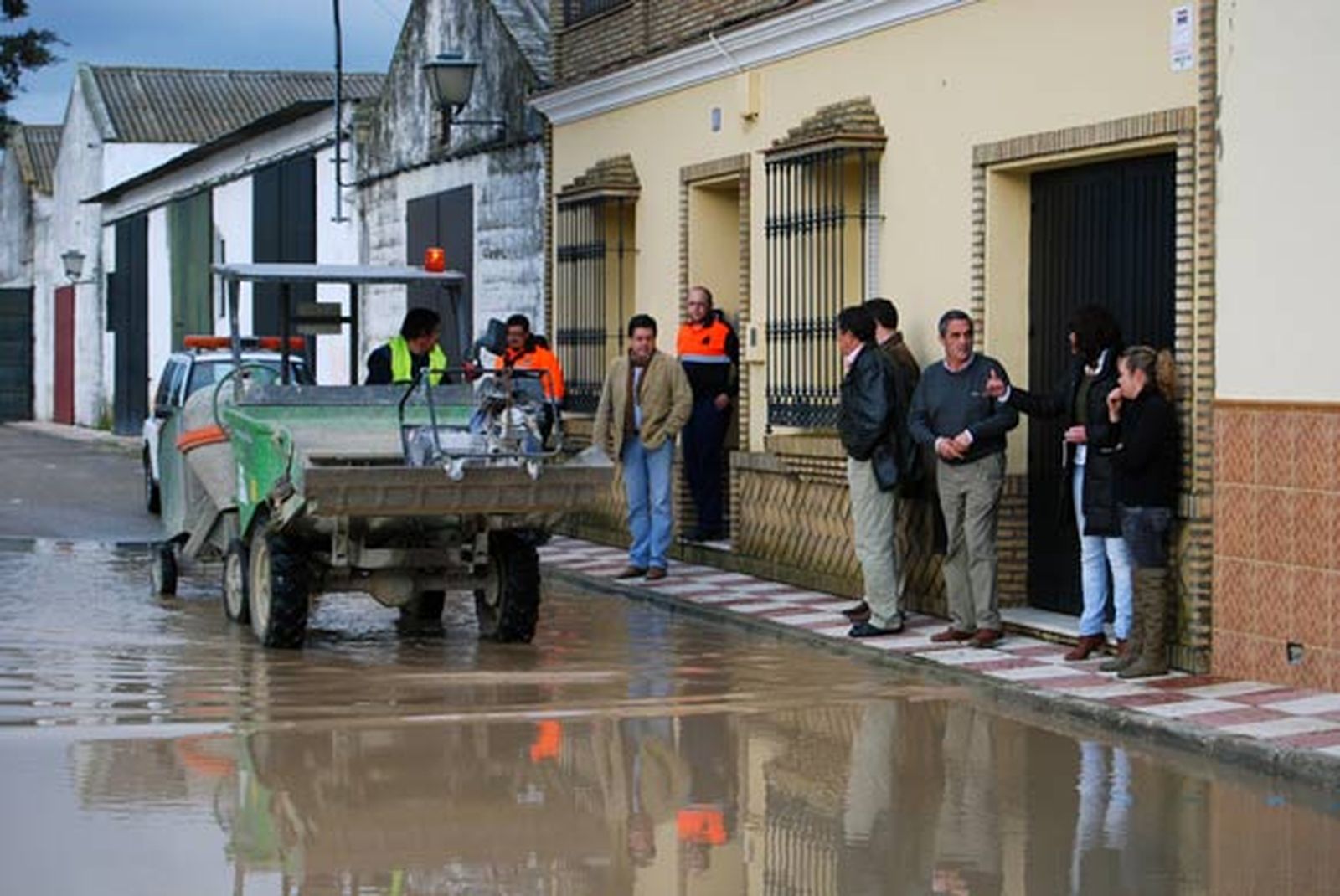 Una "inmensa" tromba de agua provoca inundaciones leves en Tocina