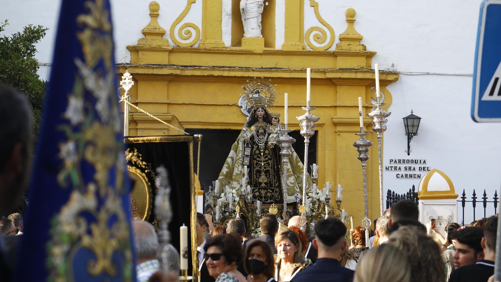 La Virgen del Carmen de Puerta Nueva sale de su iglesia.