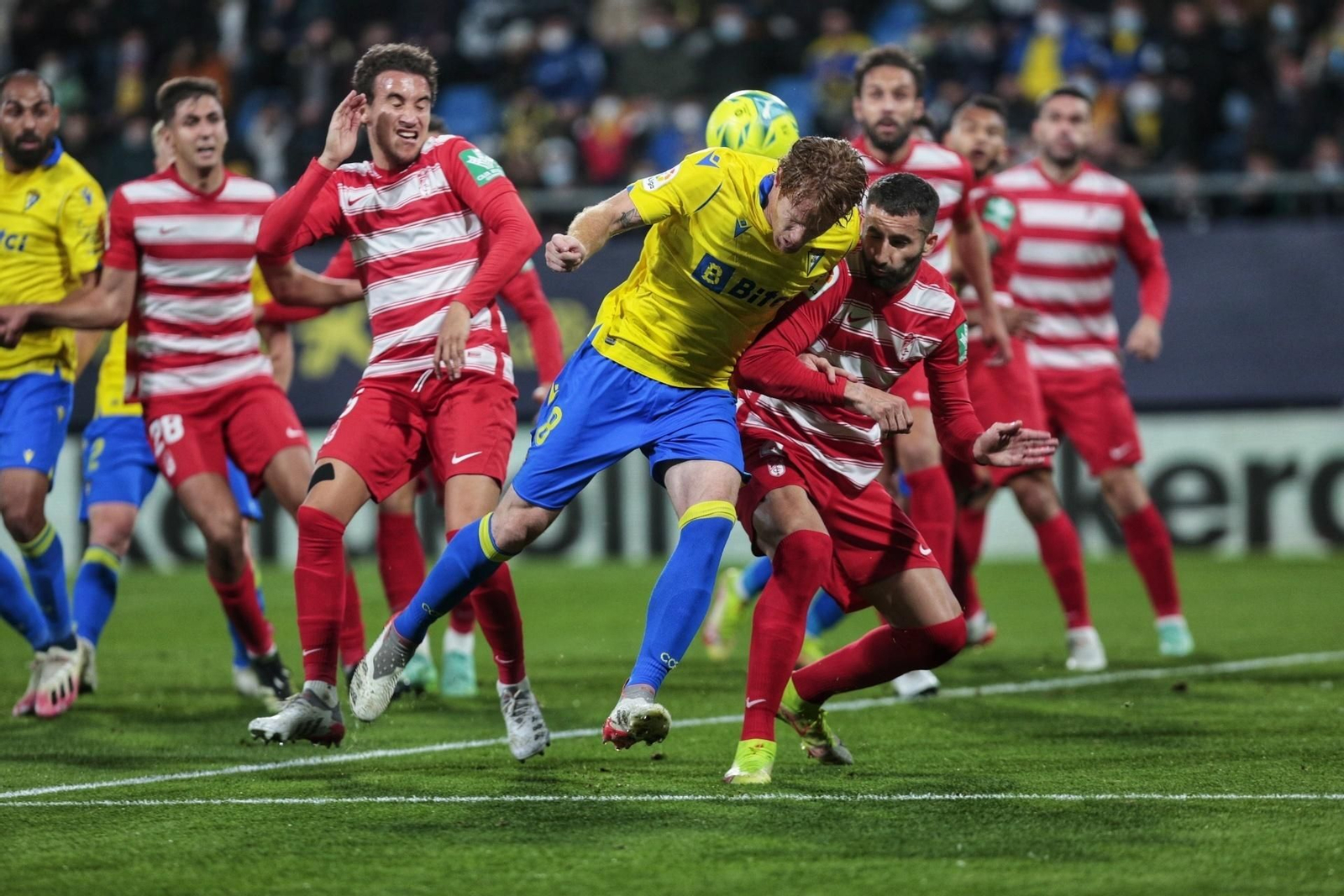Álex Fernández trata de prolongar un saque de esquina ante Gonalons.