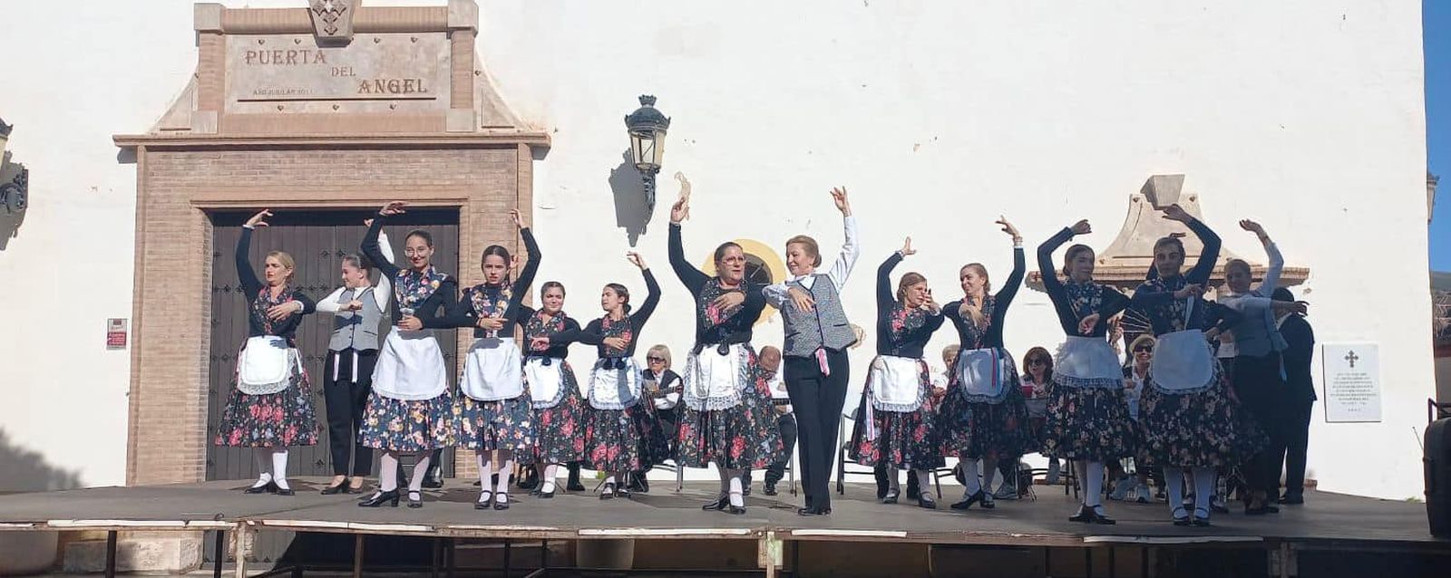 La Plaza de La Glorieta fue escenario el sábado de una zambombada de Las Refajonas de Níjar