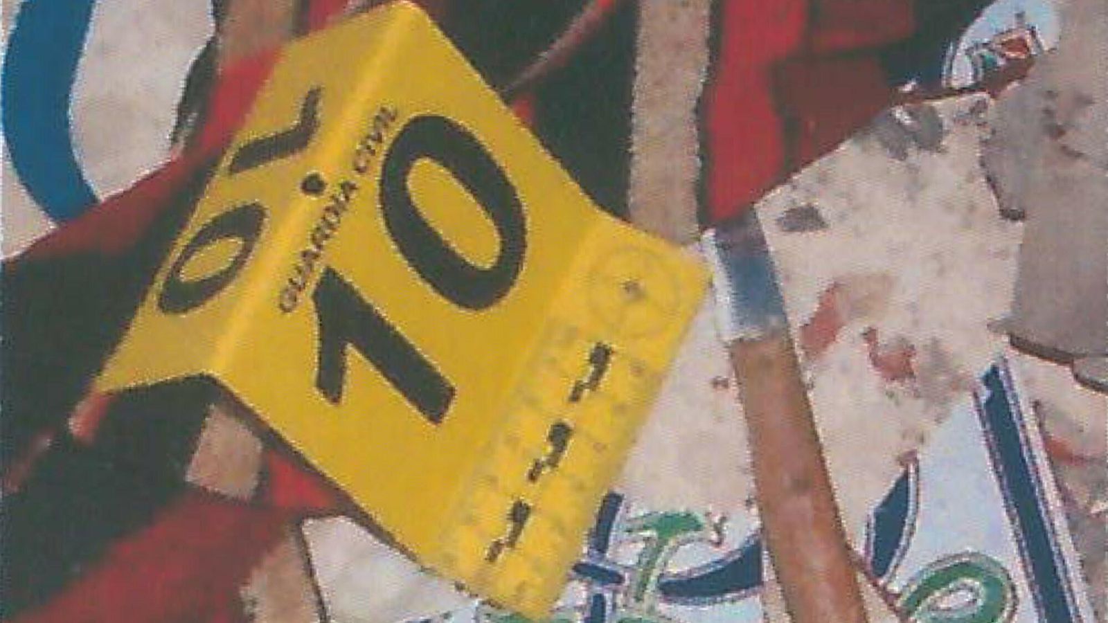 Cuchillo hallado entre los cascotes desparramados por la casa del crimen de Matalascañas