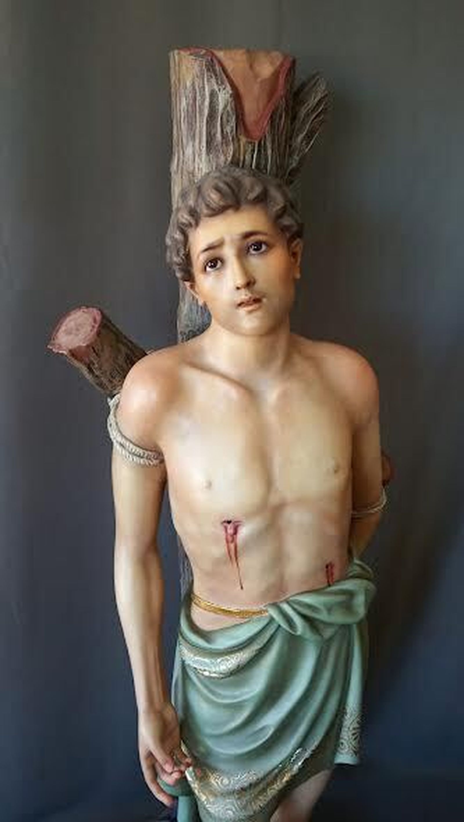 La talla de San Sebastián ha sido restaurada y este es  su resultado final