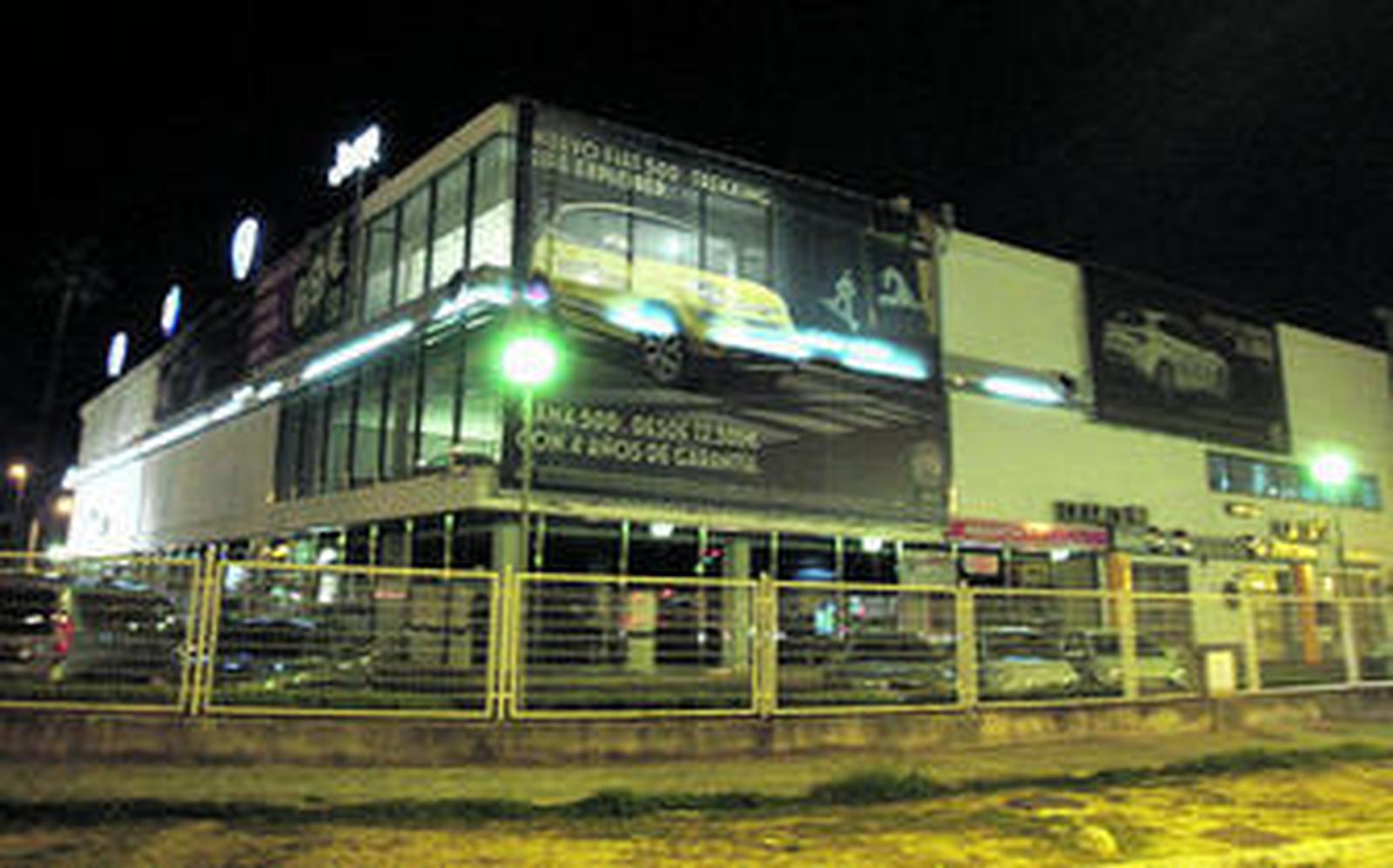 El concesionario Andalcar, en la avenida de Montesierra, ayer por la tarde.