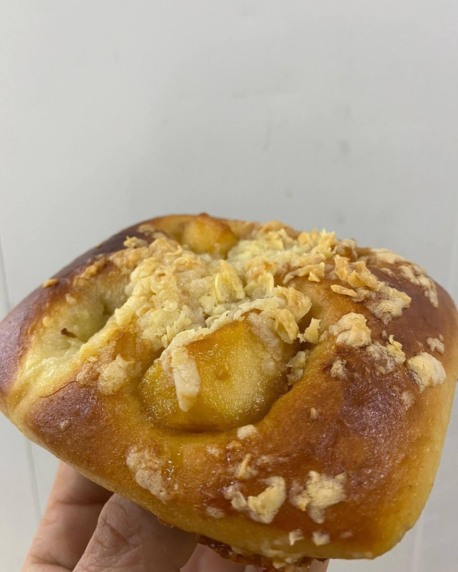 Brioche de mantequilla, manzana y crumble.