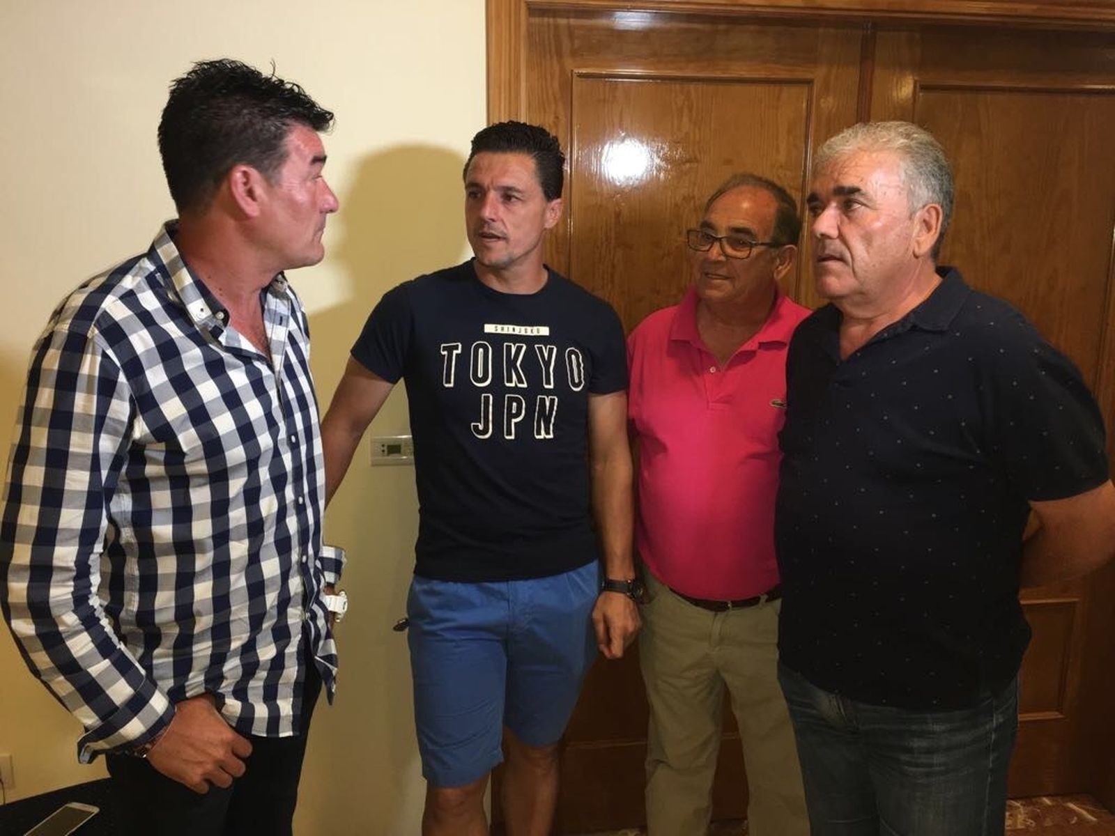 Rafael Escobar, ayer tras ser presentado en Arcos con Dani Zúñiga, Francisco Valenzuela y Antonio Gallardo.