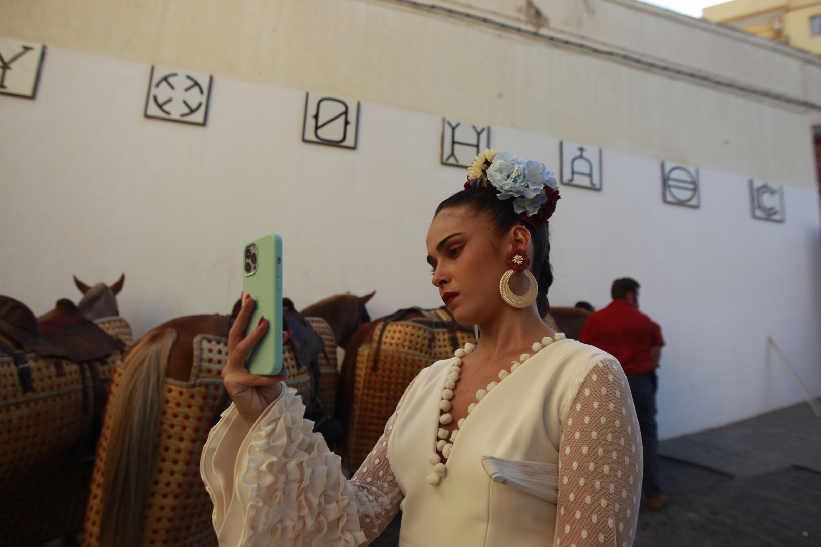 Imágenes del 'ambiente' en la corrida de toros de la Feria de Almería, con los diestros Morante de la Puebla, El Juli y Tomás Rufo