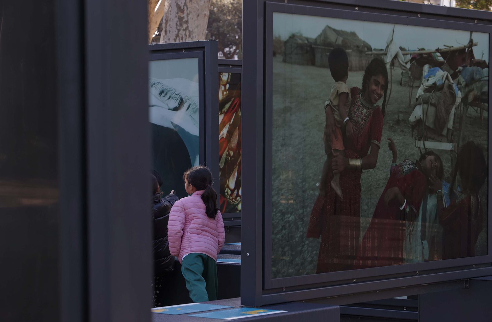 La exposición 'Colores del Mundo' del parque María Cristina de Algeciras, en imágenes
