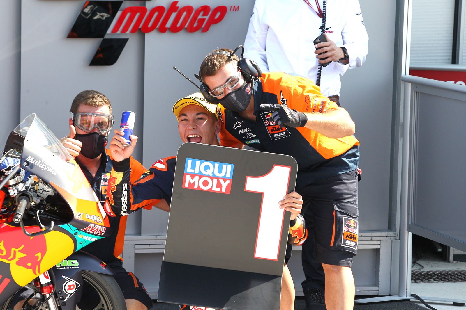 Raúl Fernández se muestra feliz.