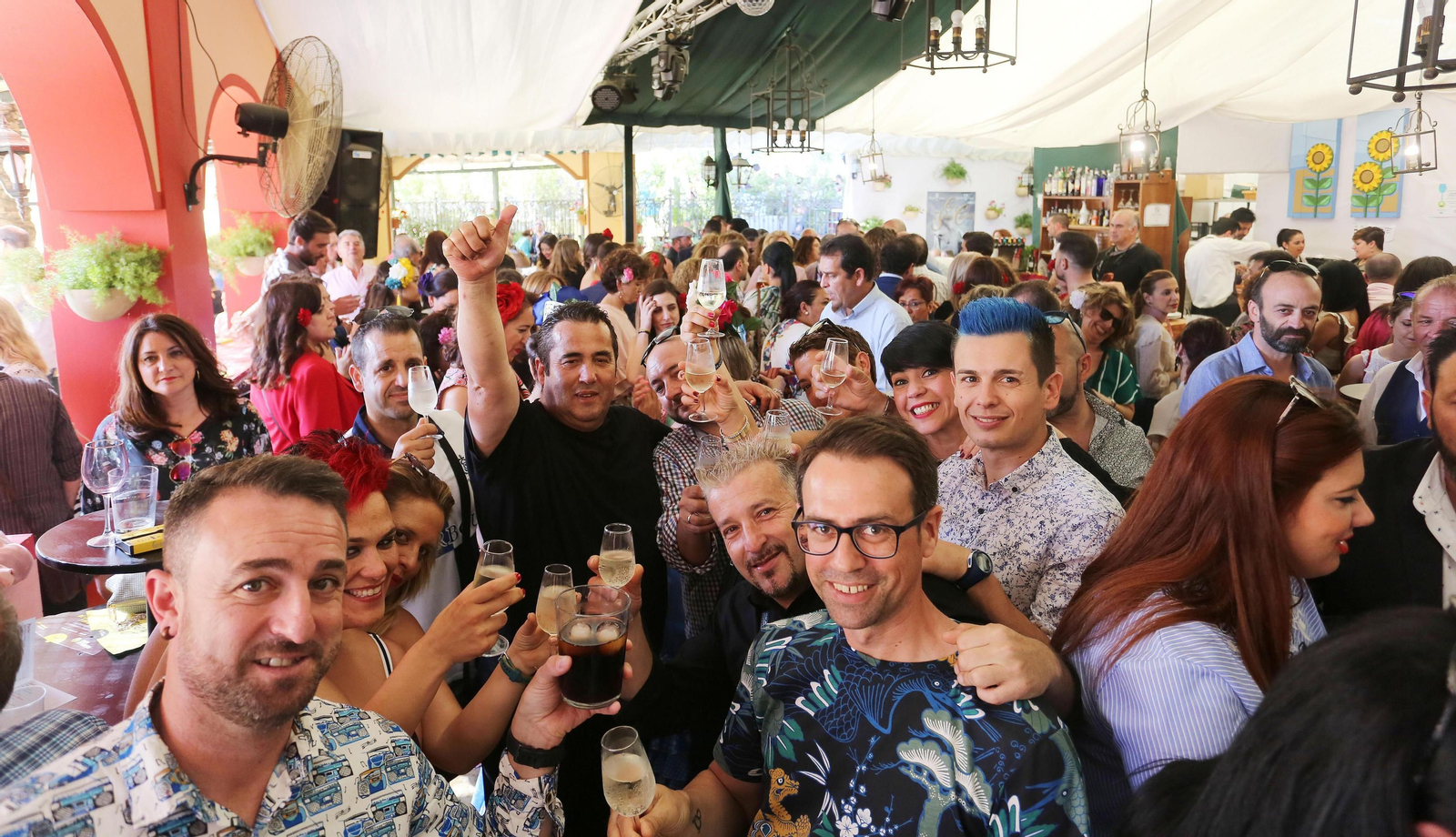 El hostelero Juan Carlos Carrasco, en el centro, un clásico de la Feria del Caballo.