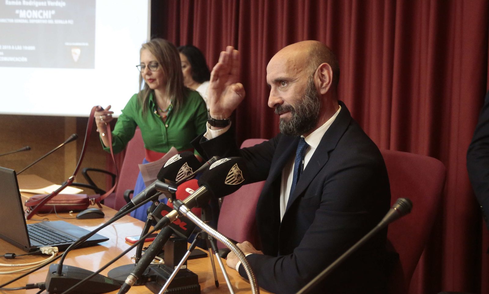 Monchi saluda antes de su ponencia en el Máster de Periodismo Deportivo.
