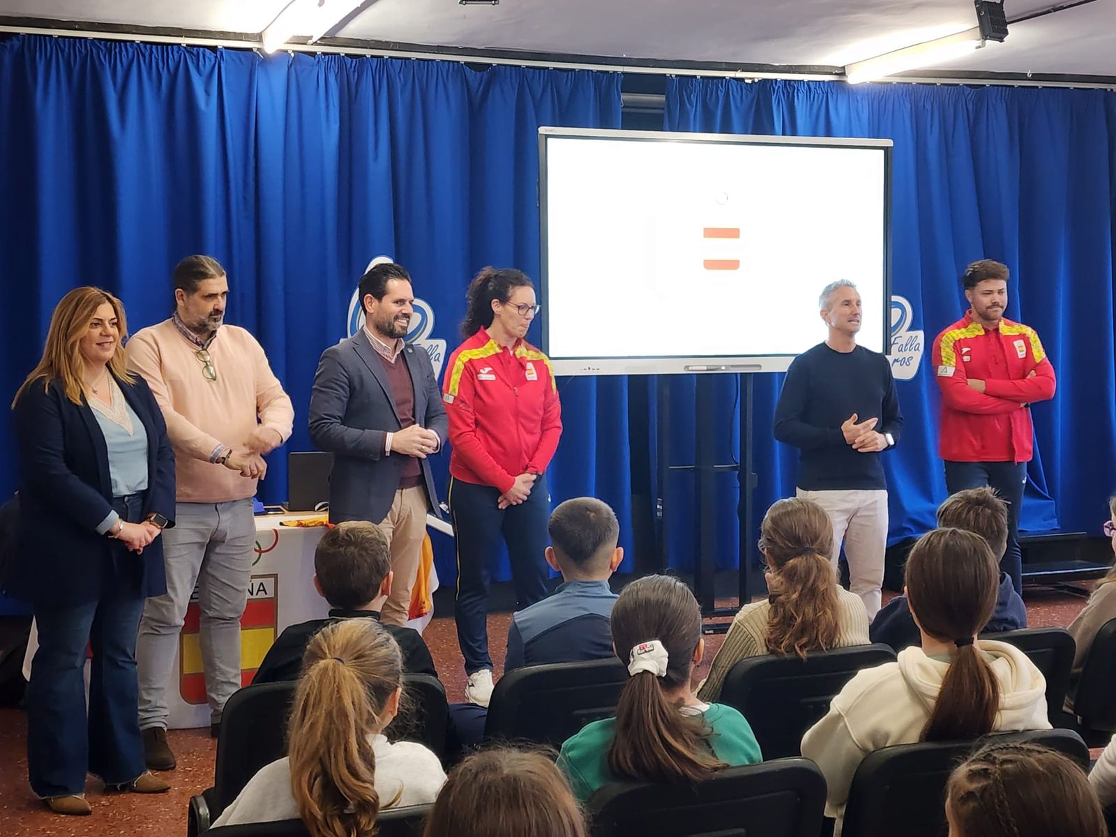 La jugadora de Rugby Mar Pérez y el deportista Alejandro Aguilar visitan un centro