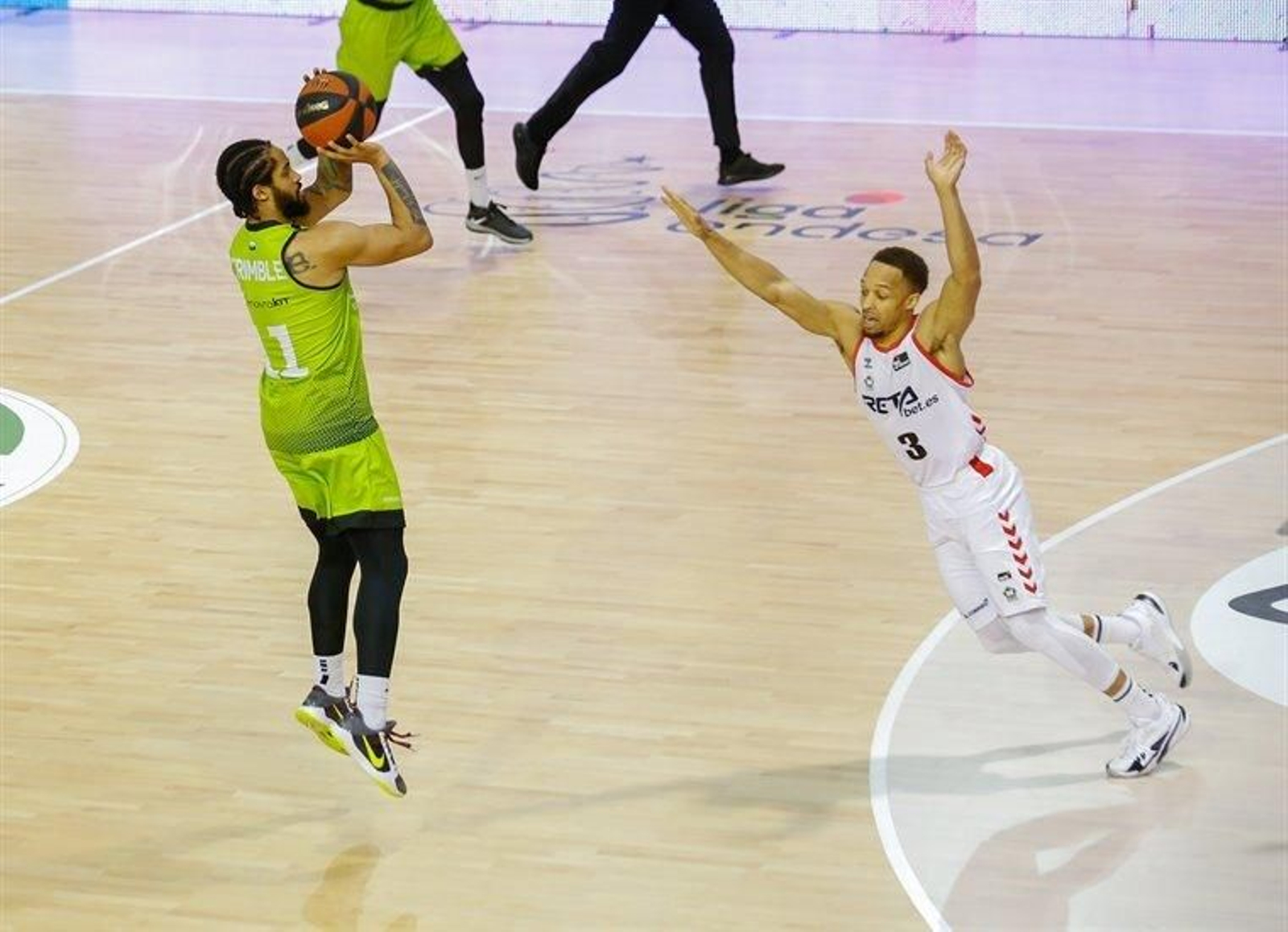 Trimble lanza a canasta en el partido contra el Bilbao.