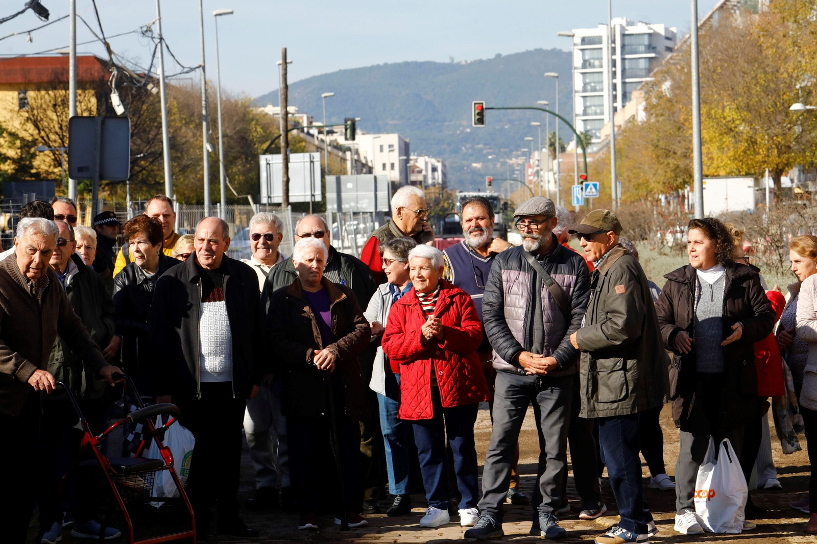 Los vecinos de carretera Trassierra vuelven a protestar por el retraso de las obras y la falta de accesibilidad, en imágenes