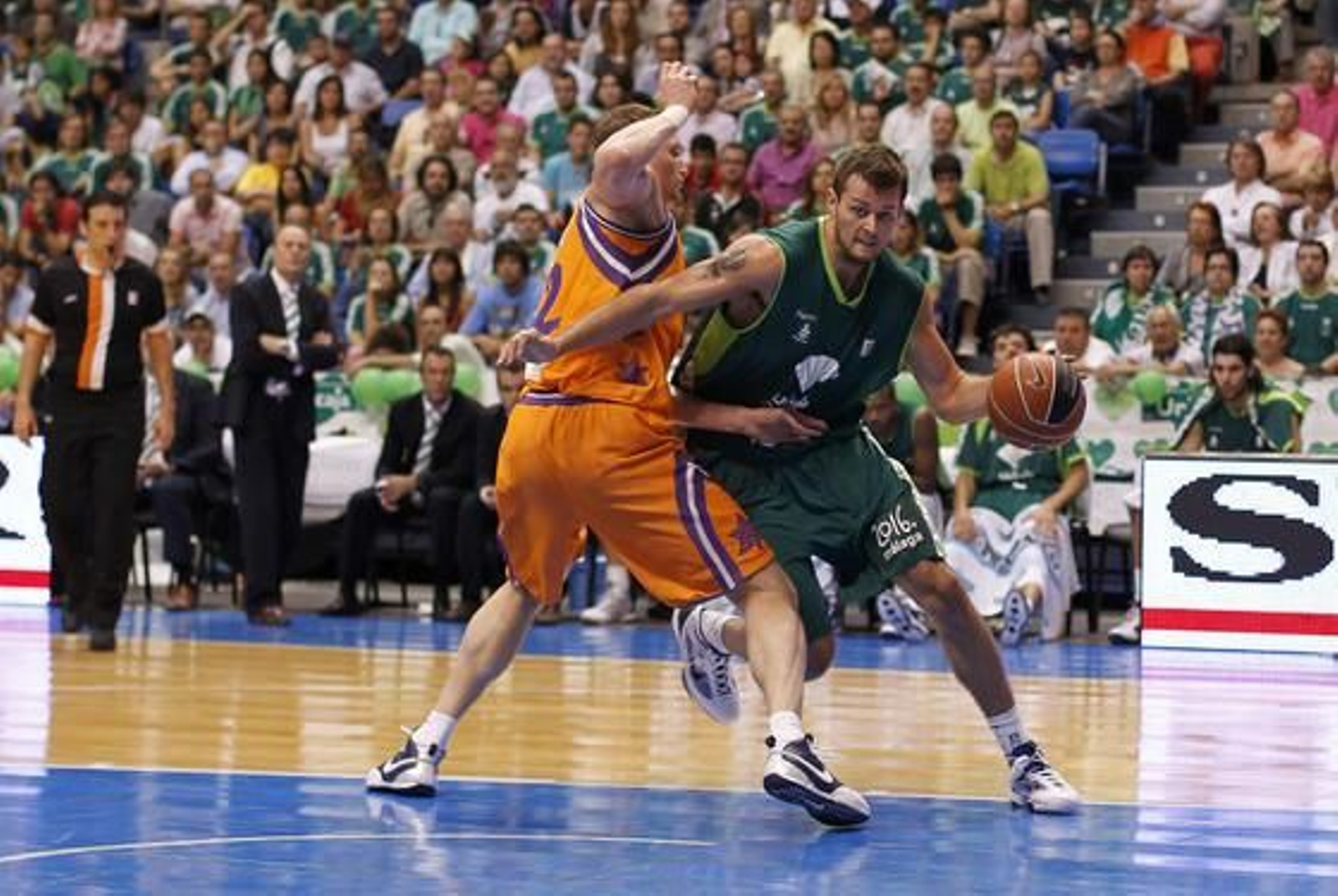 El Unicaja se mete en semifinales de los play-off de la ACB tras ganar en dos partidos al Power Electronics Valencia. / Sergio Camacho